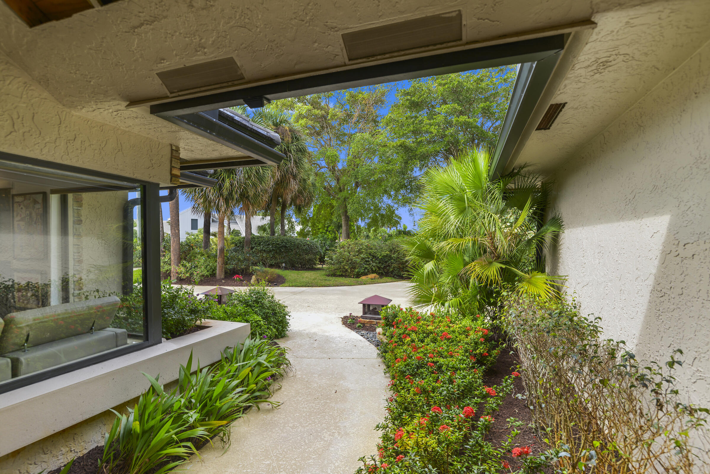 4372 Bocaire Boulevard