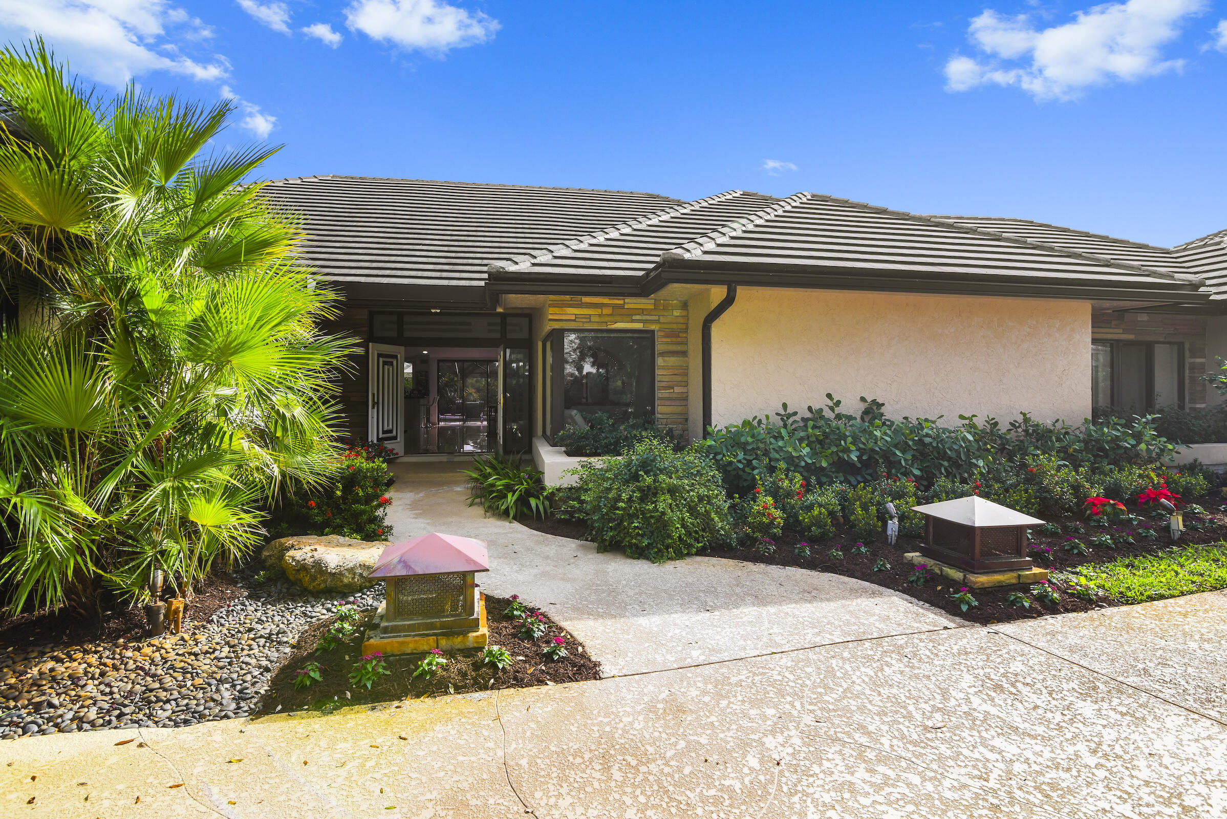 4372 Bocaire Boulevard