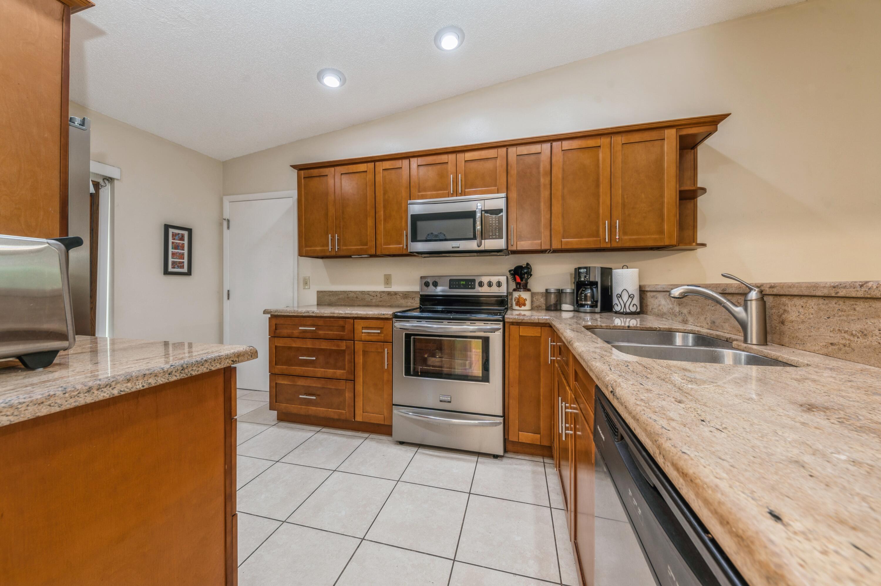 15888 Laurel Oak Circle