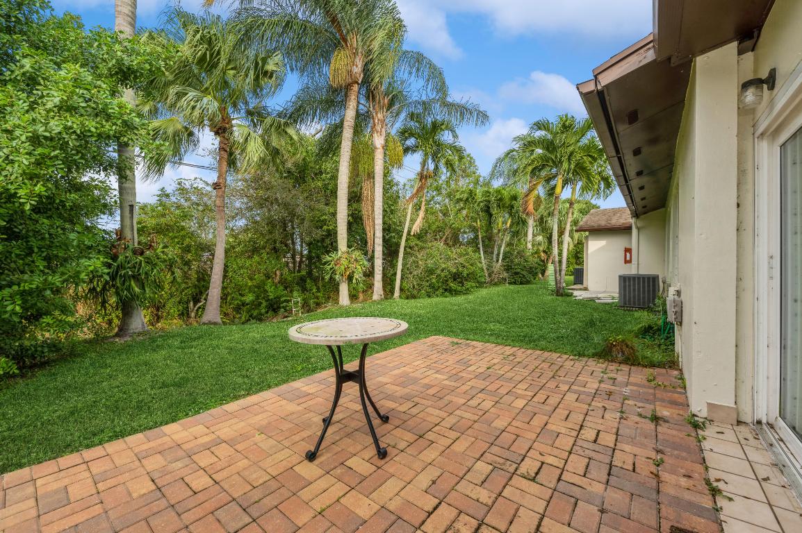 15888 Laurel Oak Circle