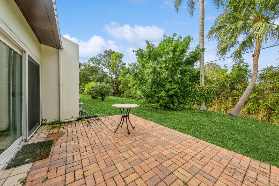 15888 Laurel Oak Circle