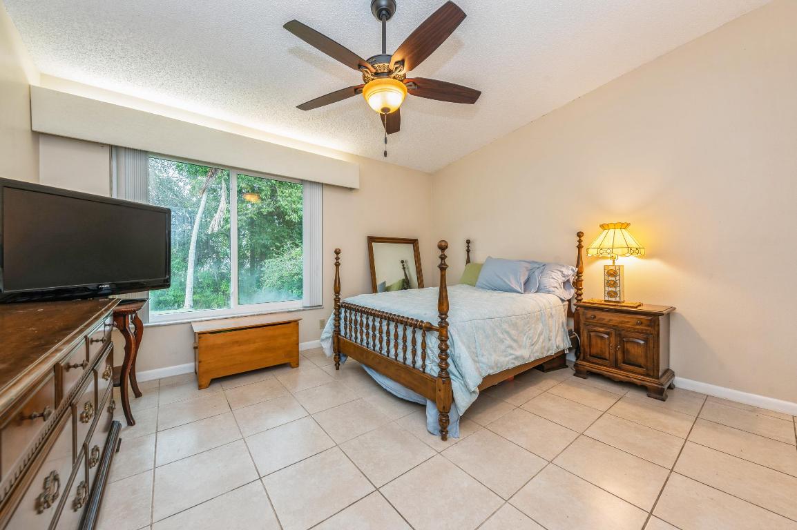 15888 Laurel Oak Circle