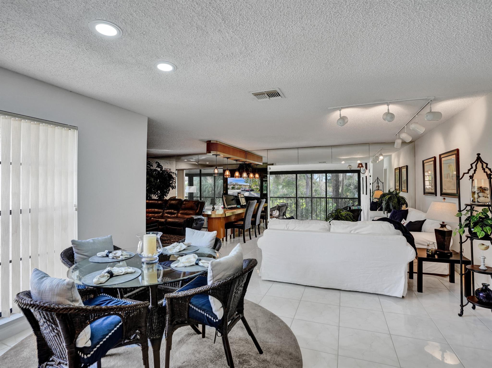 9266 Vista Del Lago B B
