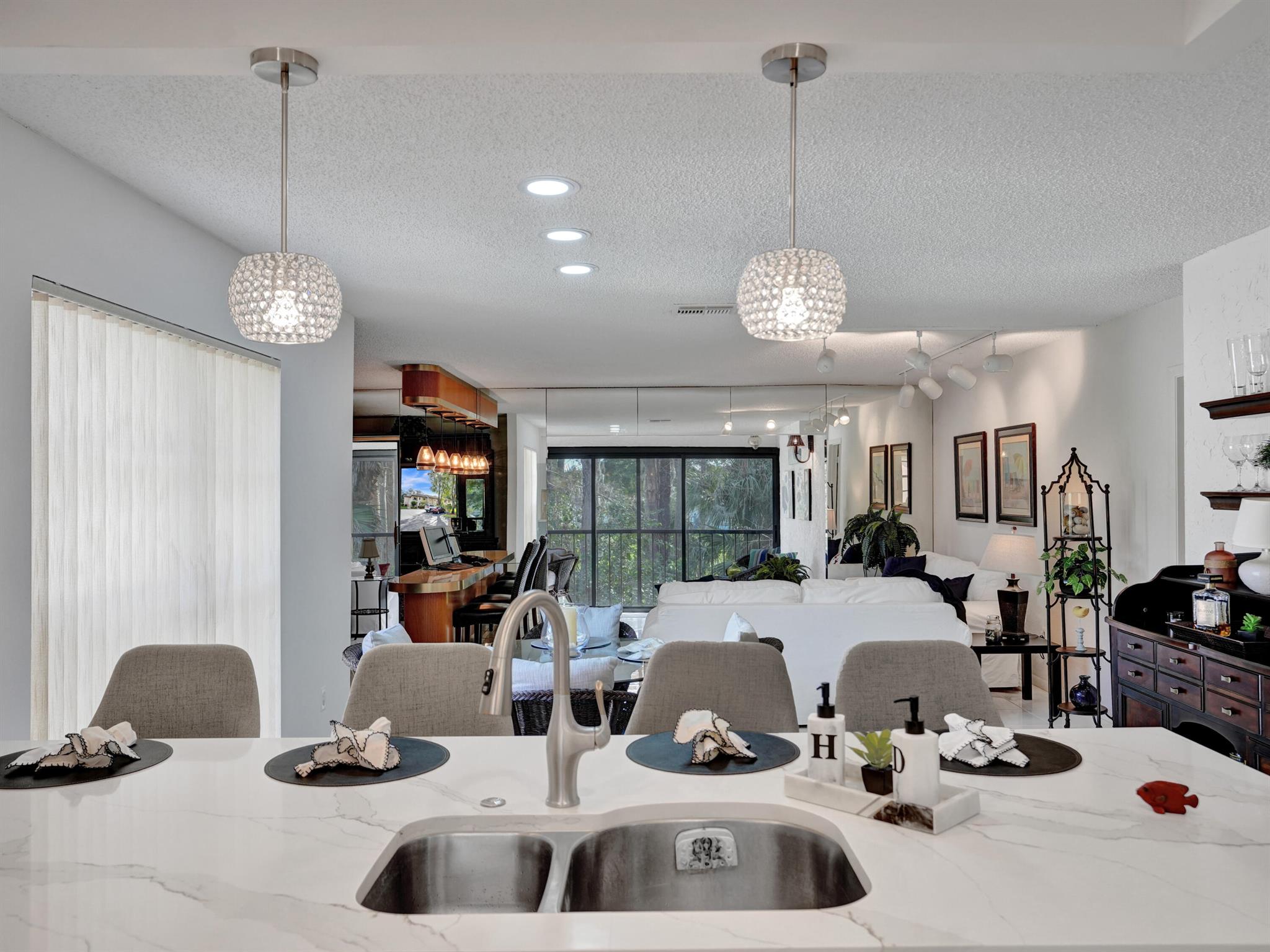 9266 Vista Del Lago B B