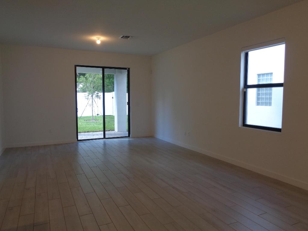 18493 Glenstone Street