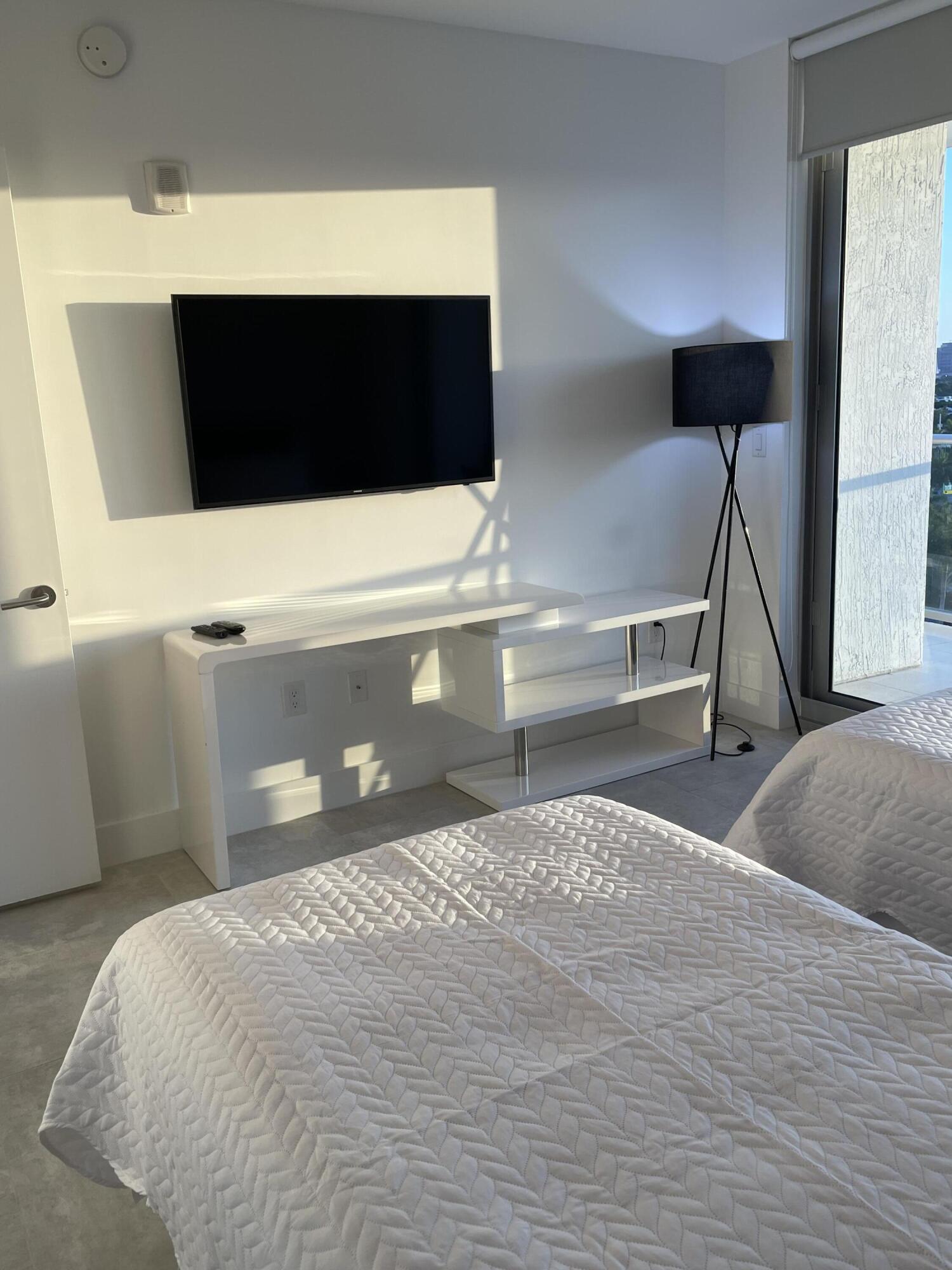 1180 N Federal Highway 1009