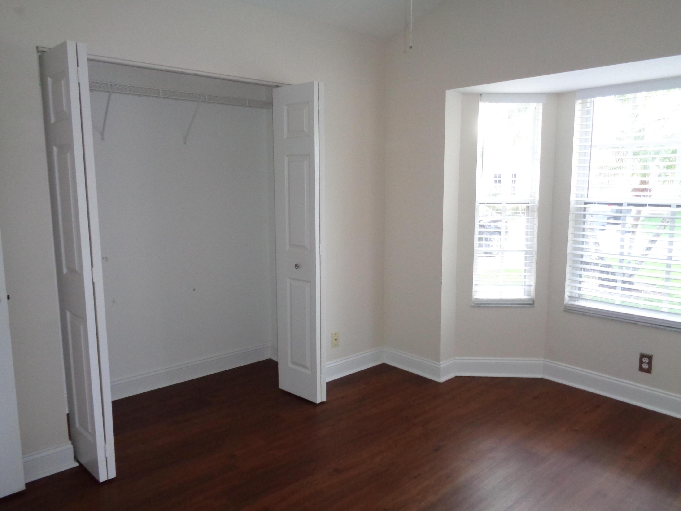 7512 Stirling Bridge Boulevard N