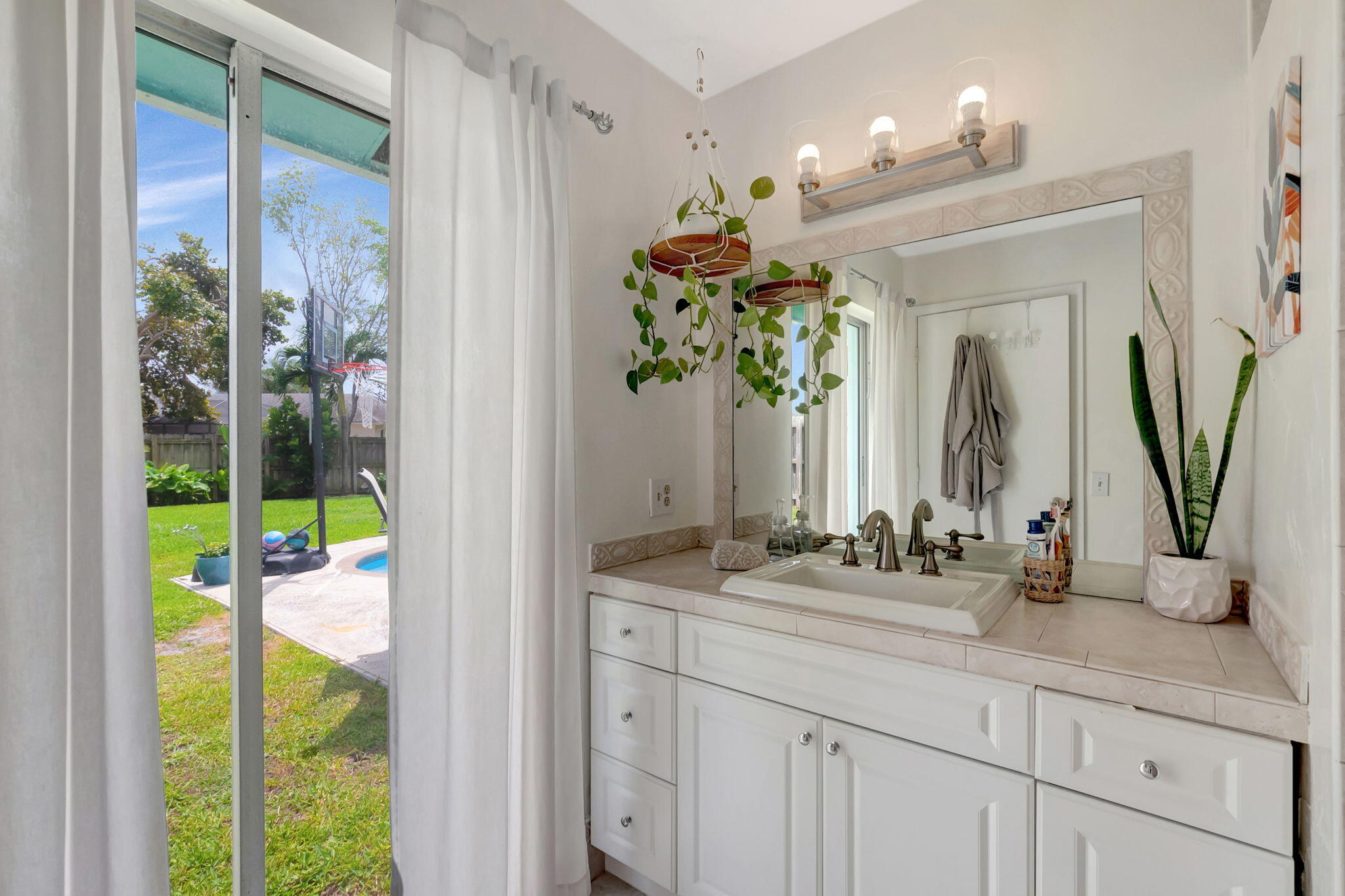 836 NW 9th Way