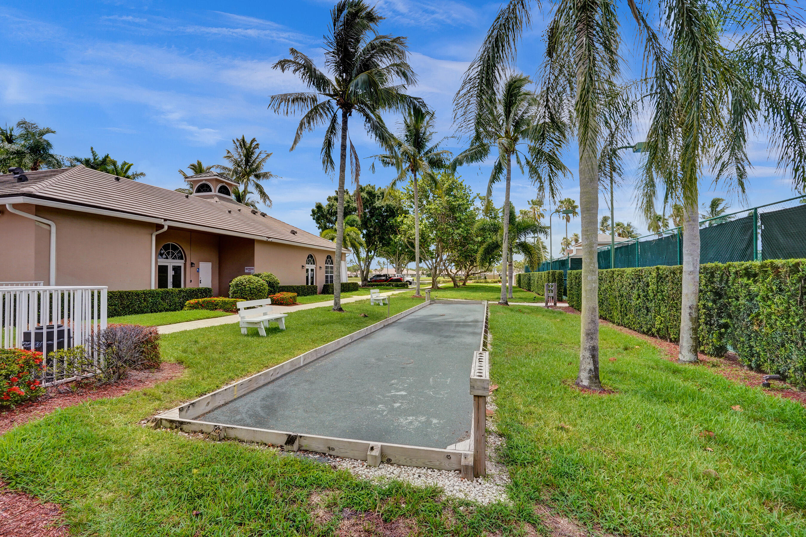 4352 N San Andros