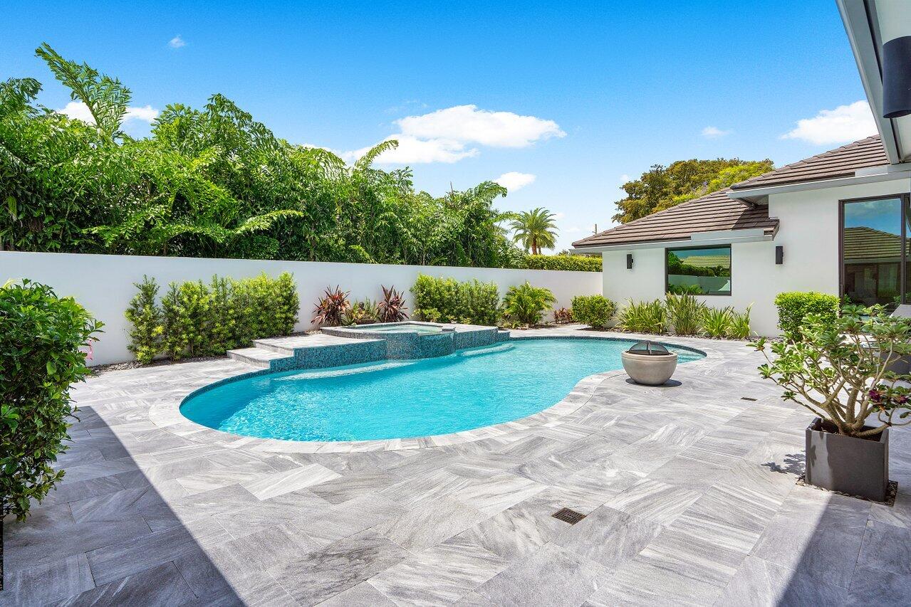 4896 Bocaire Boulevard