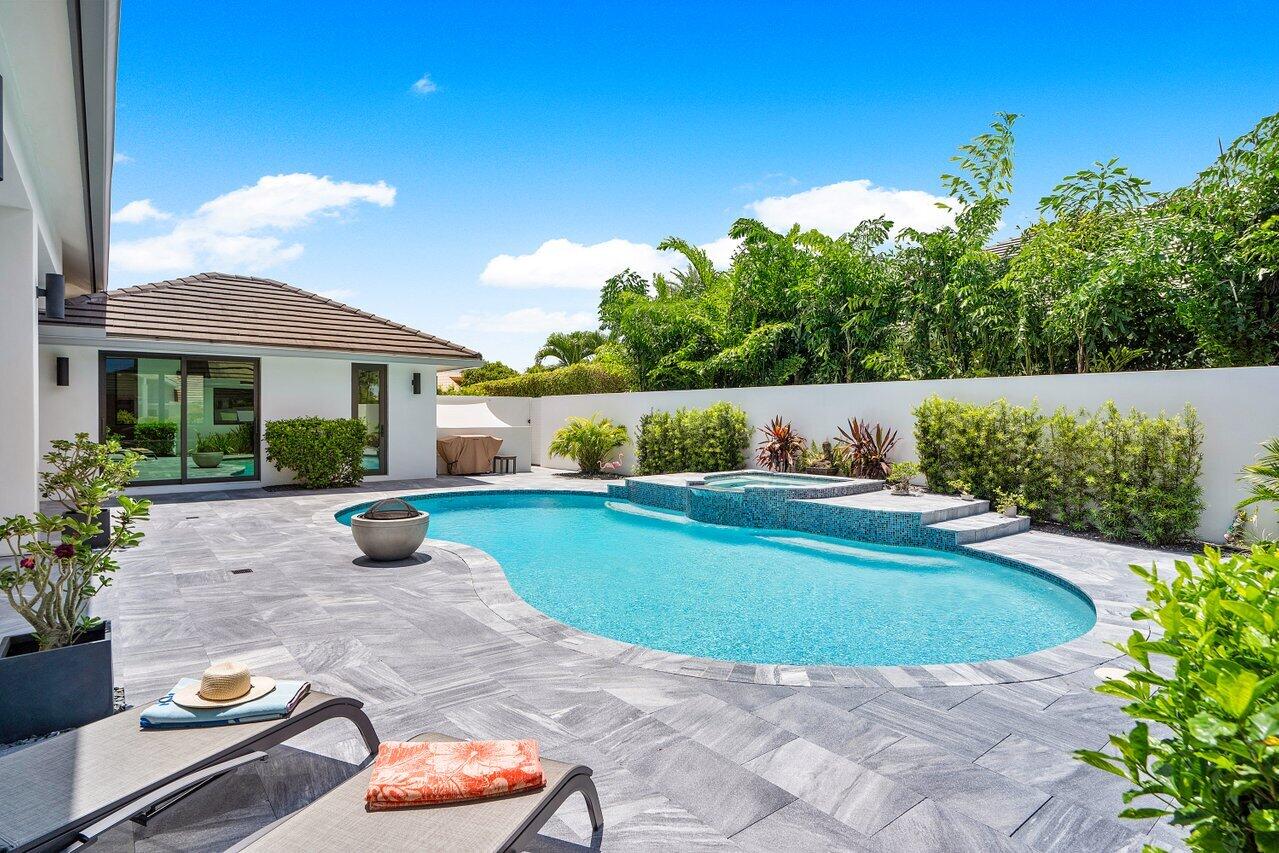 4896 Bocaire Boulevard