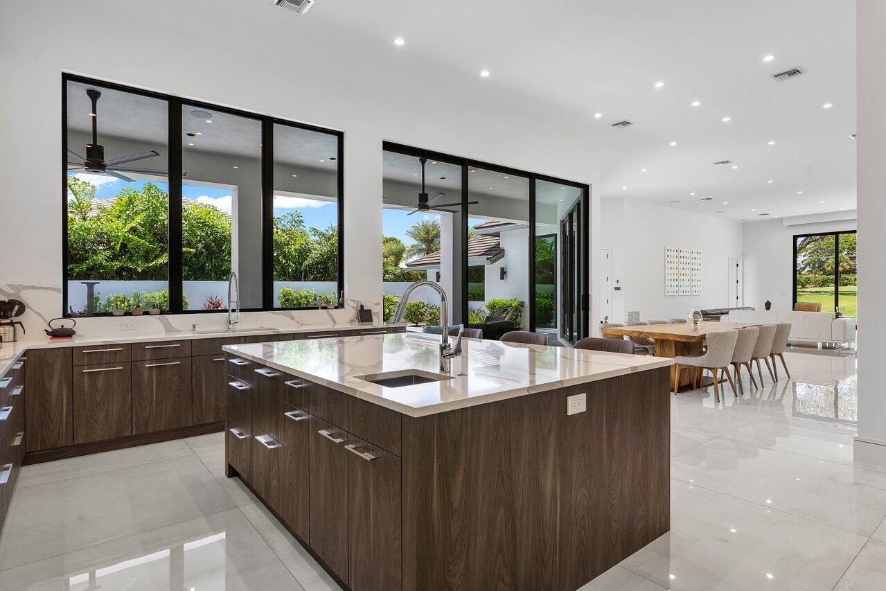 4896 Bocaire Boulevard