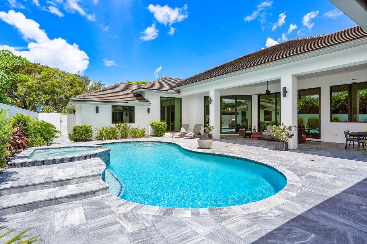 4896 Bocaire Boulevard