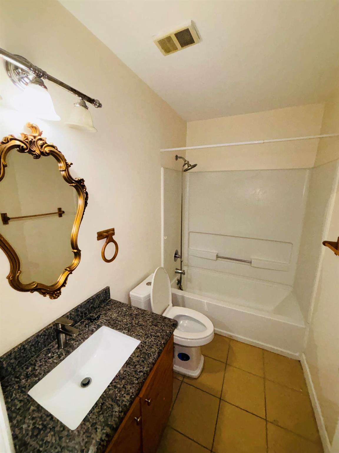 815 W Boulevard 11-204