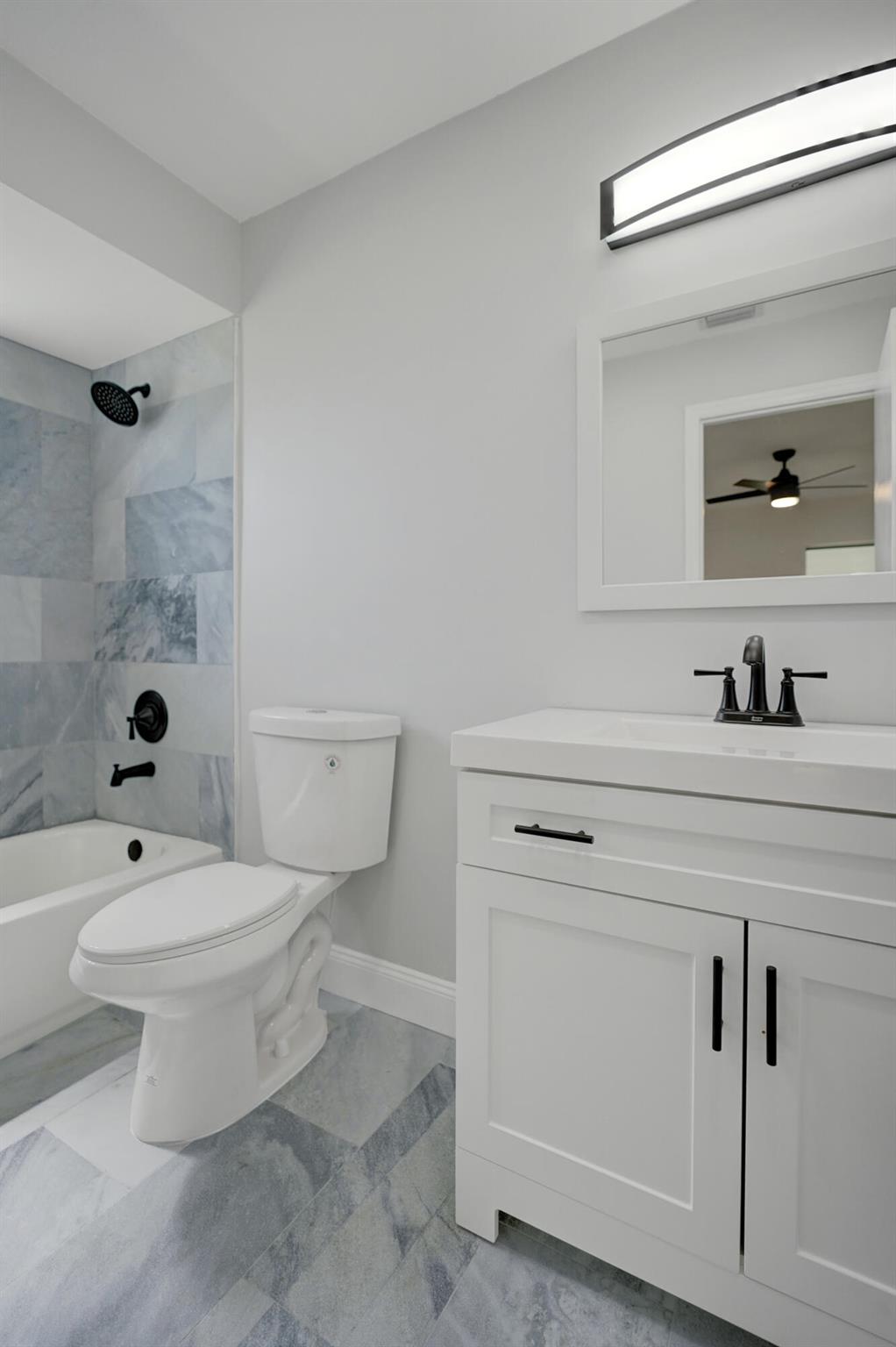 347 SW Duxbury Avenue