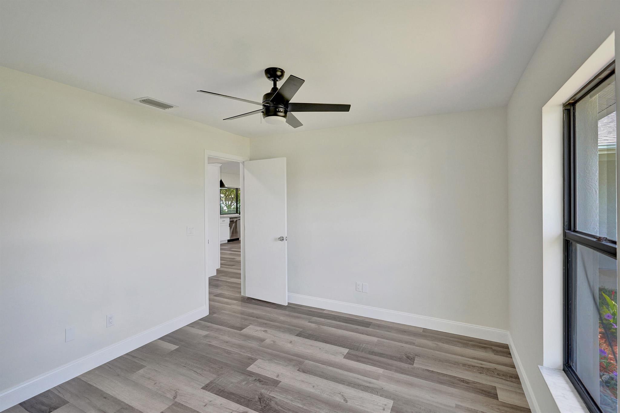 347 SW Duxbury Avenue