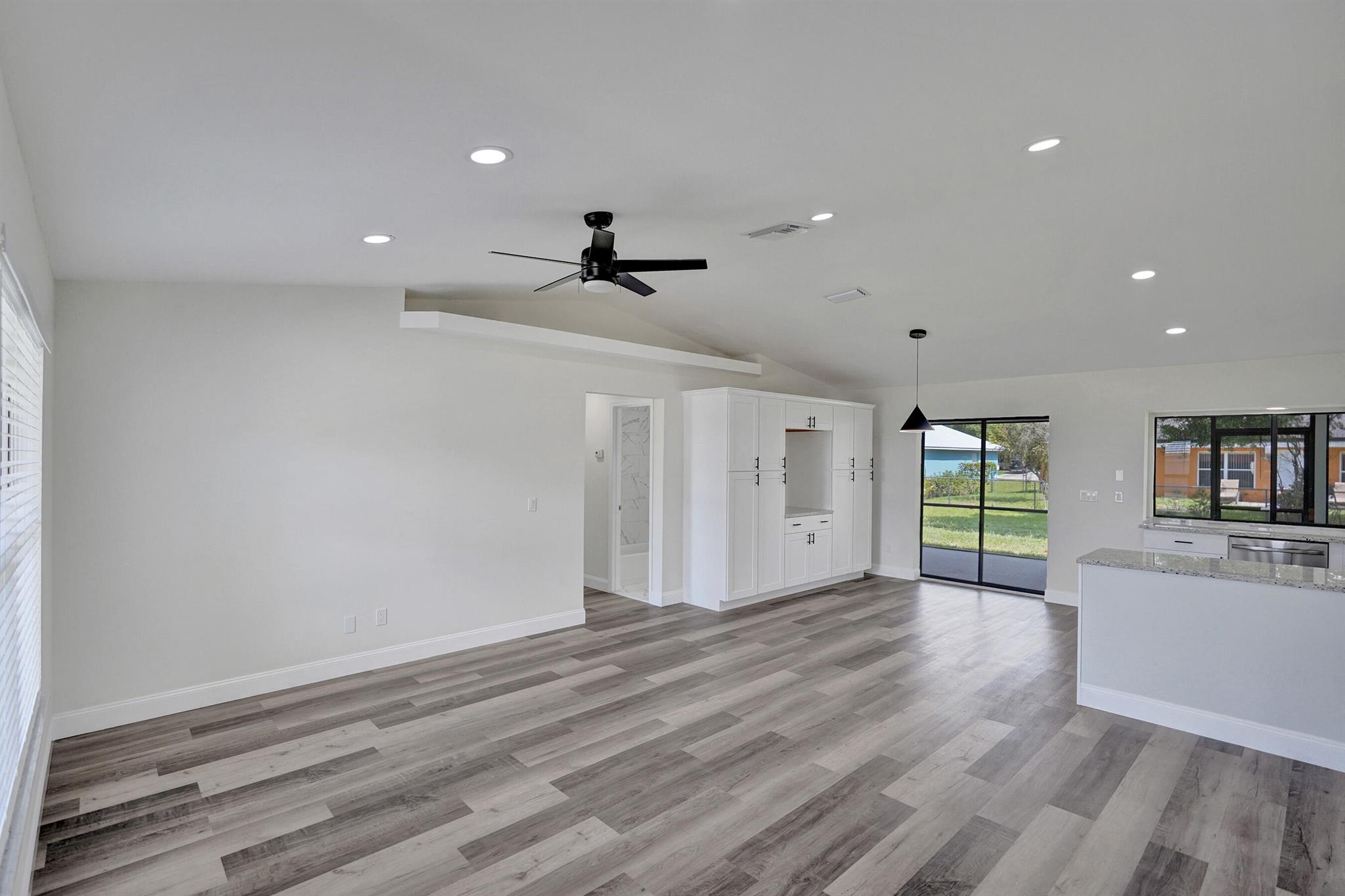 347 SW Duxbury Avenue