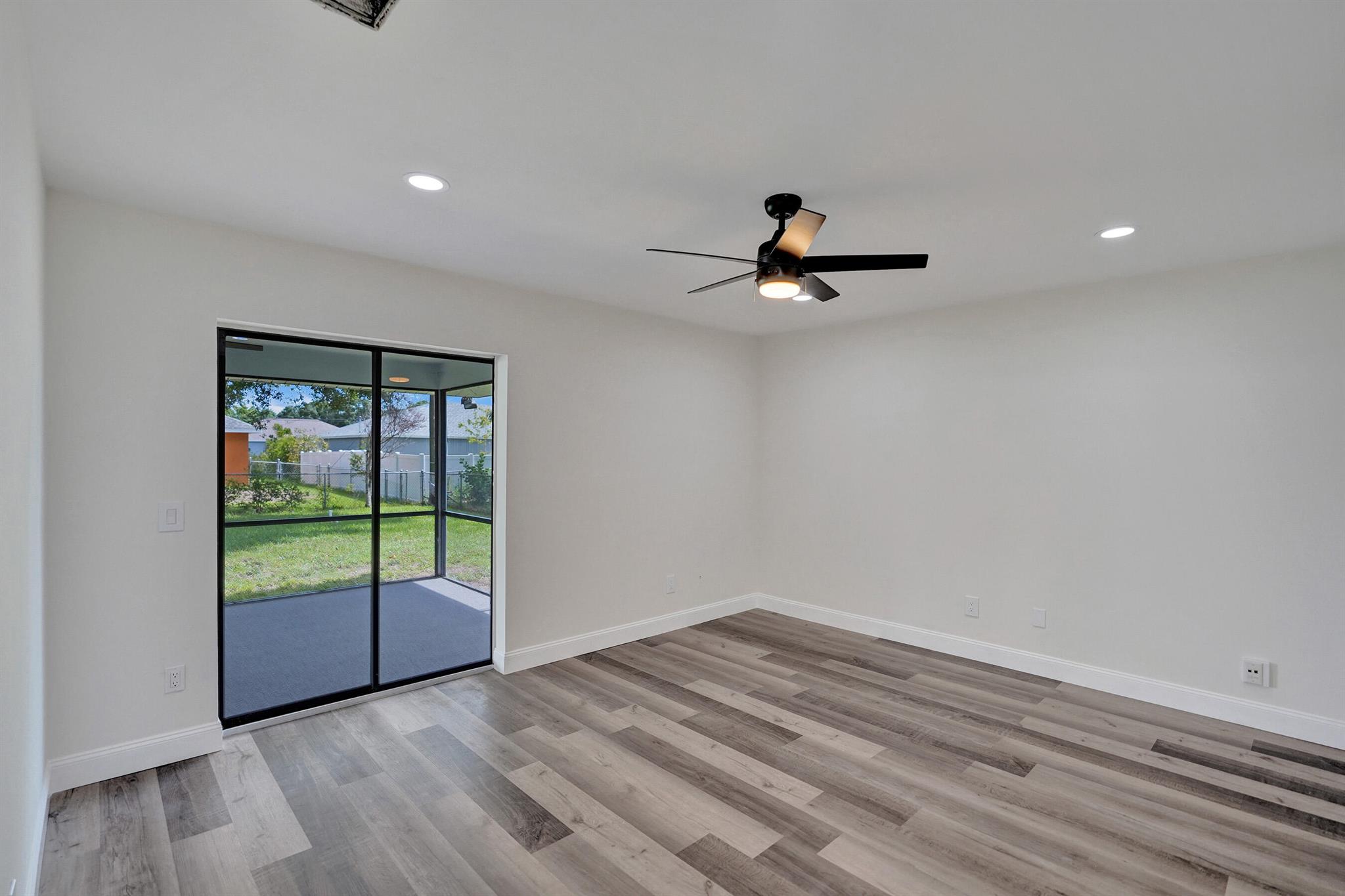 347 SW Duxbury Avenue