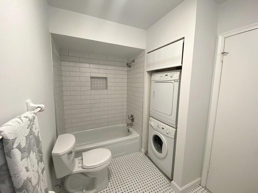 5304 Mirror Lakes Boulevard