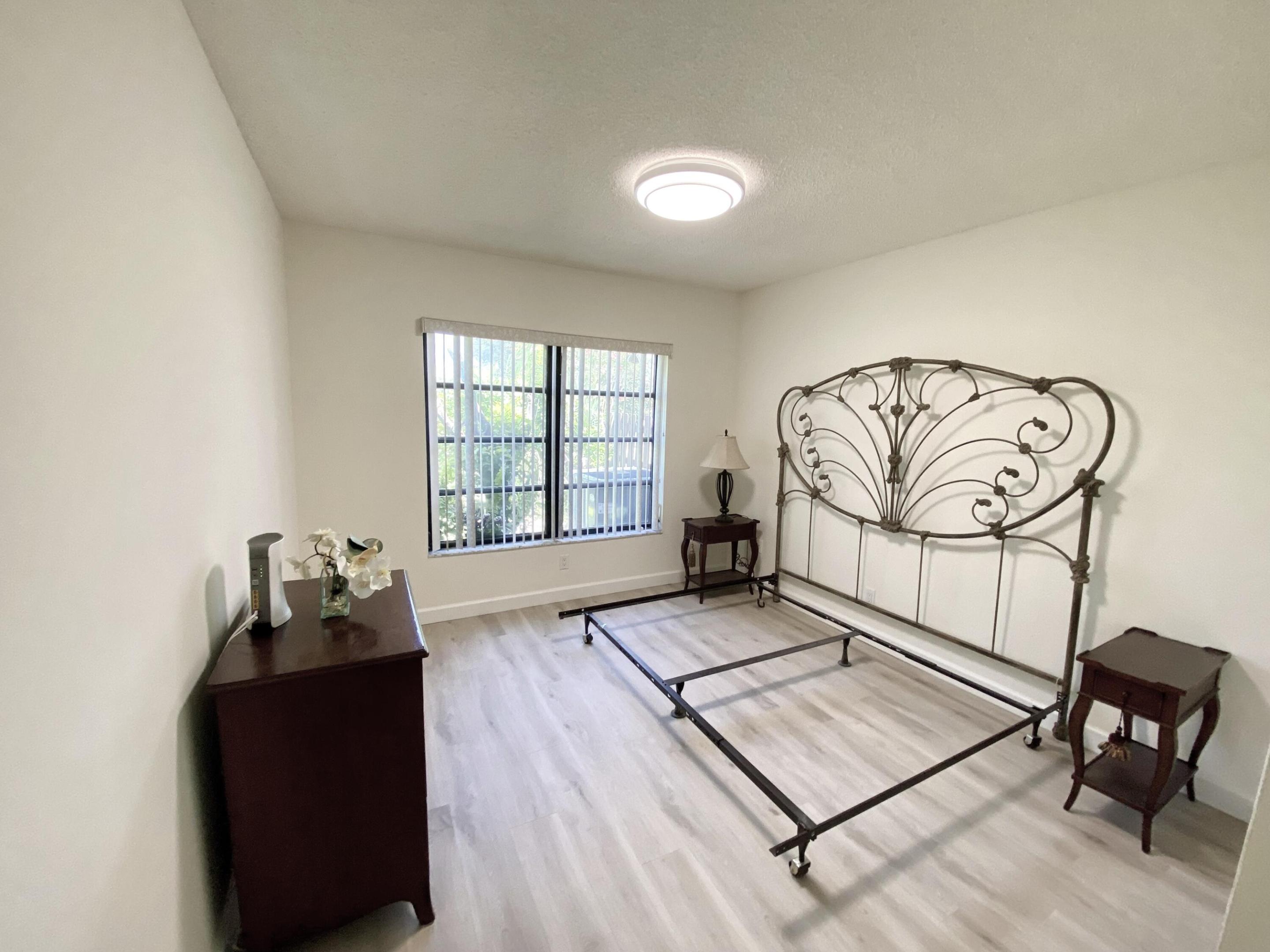 5304 Mirror Lakes Boulevard