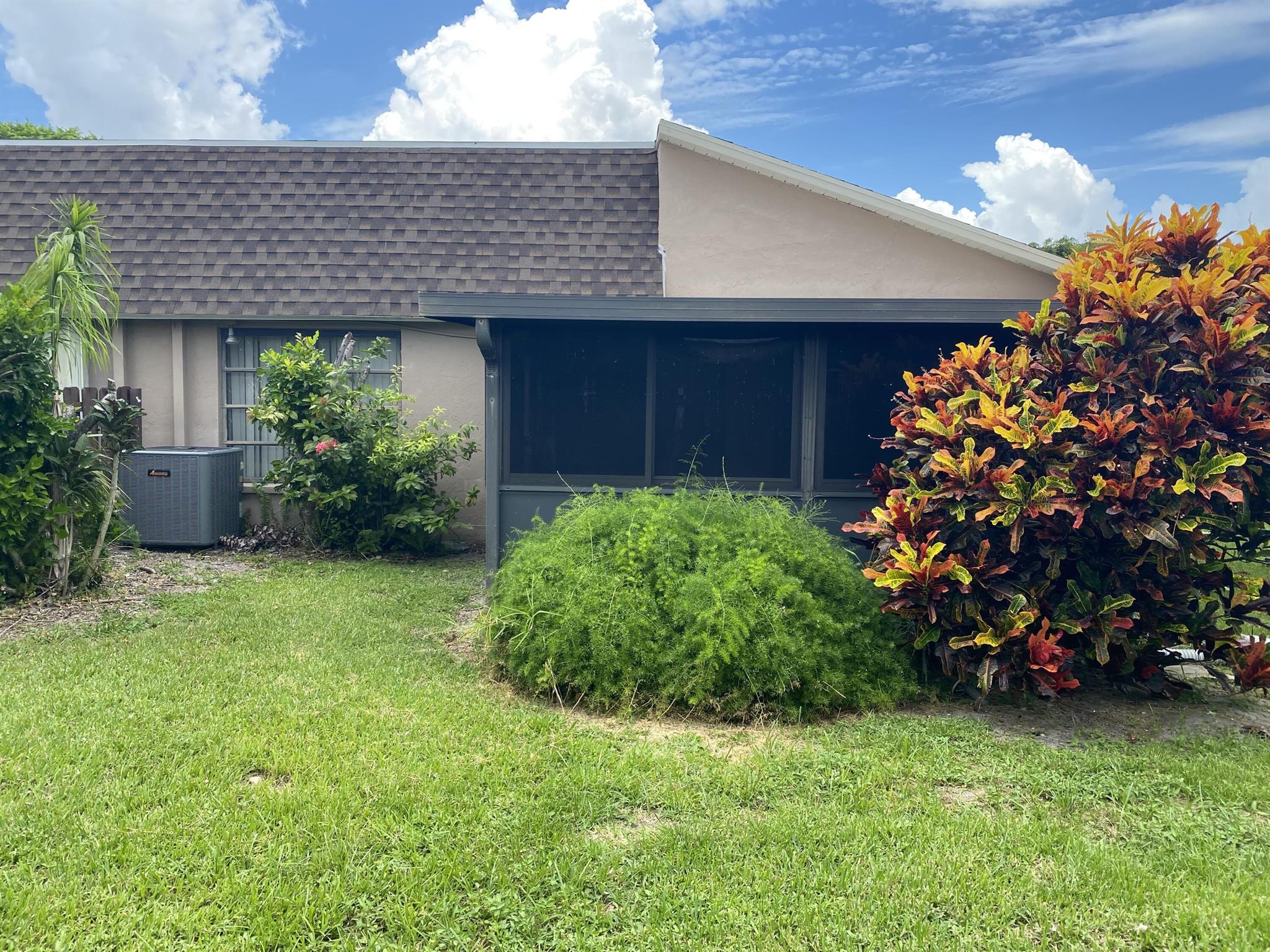 5304 Mirror Lakes Boulevard