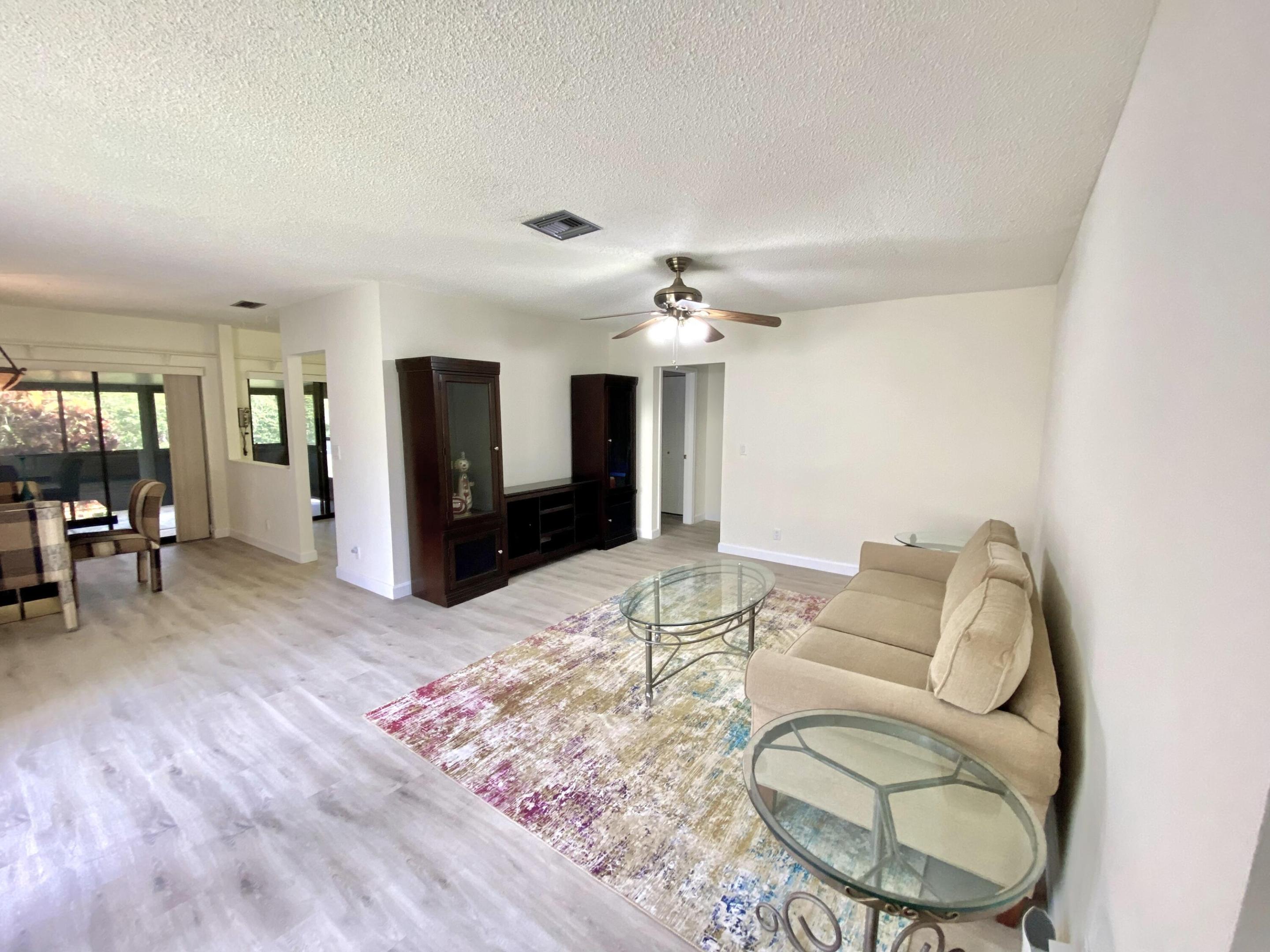 5304 Mirror Lakes Boulevard