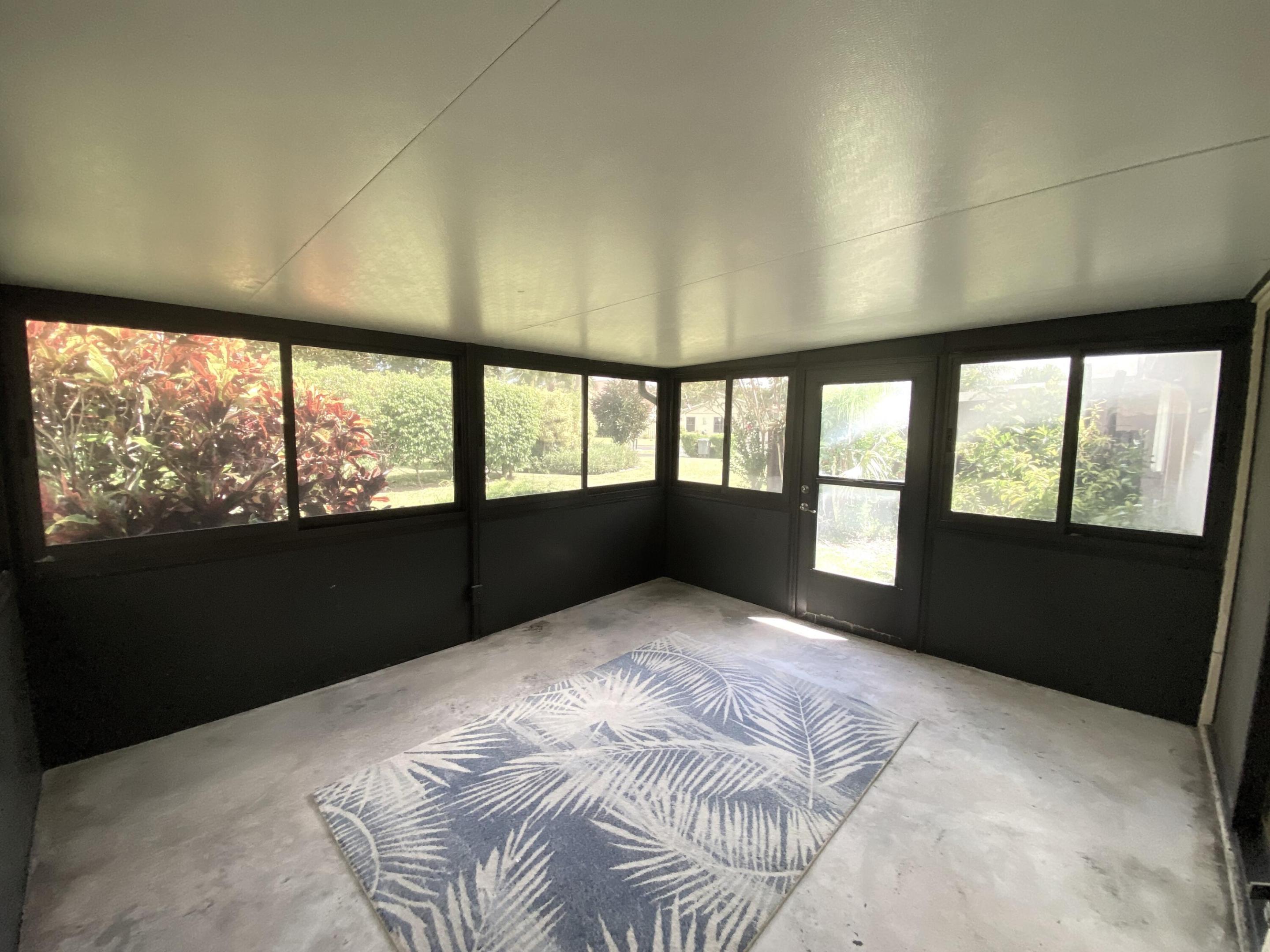 5304 Mirror Lakes Boulevard