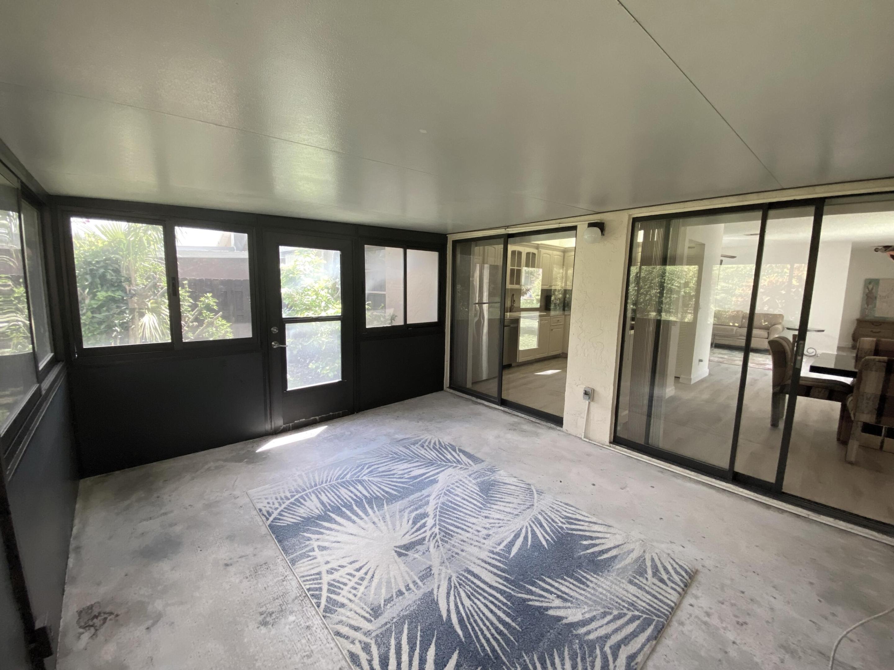 5304 Mirror Lakes Boulevard