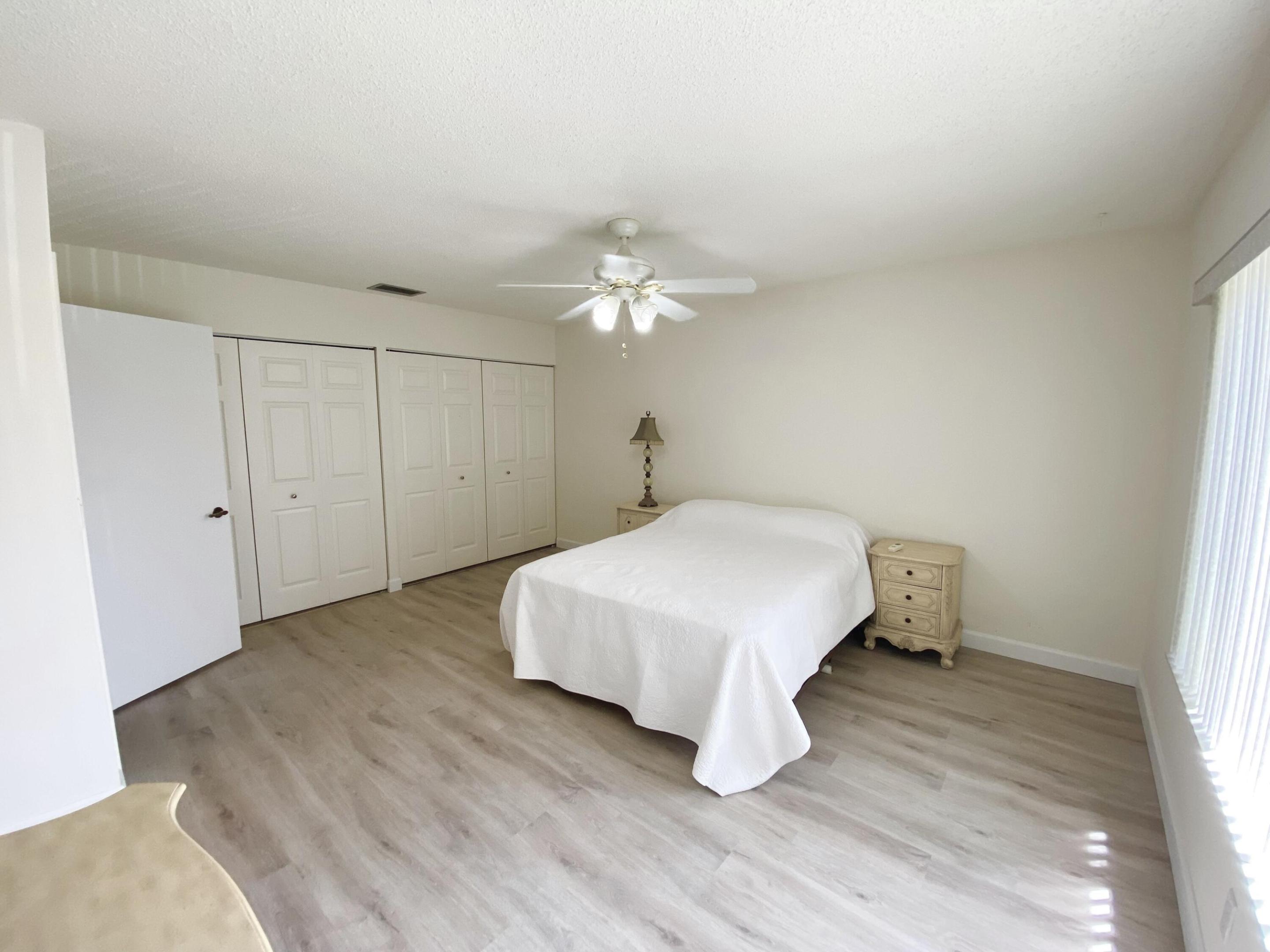 5304 Mirror Lakes Boulevard