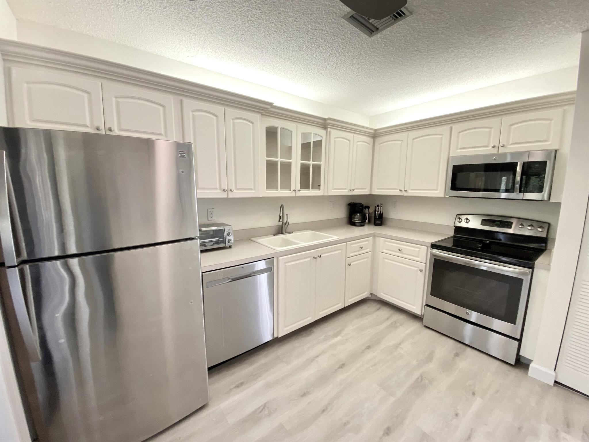 5304 Mirror Lakes Boulevard