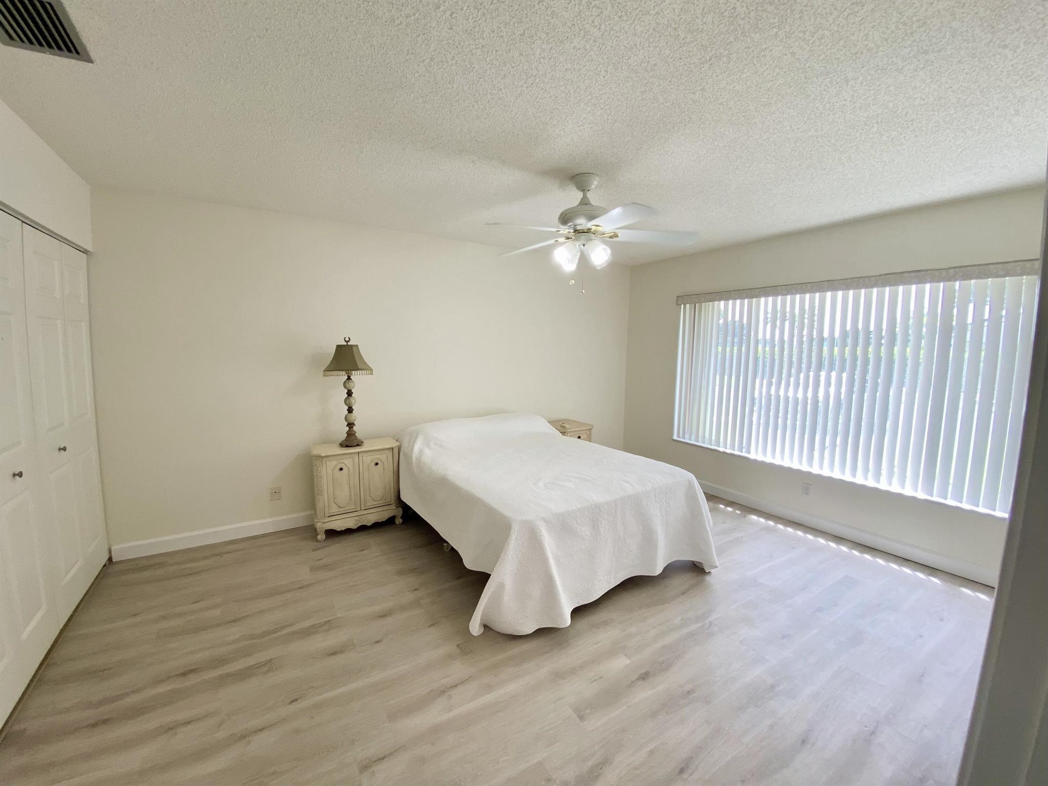 5304 Mirror Lakes Boulevard