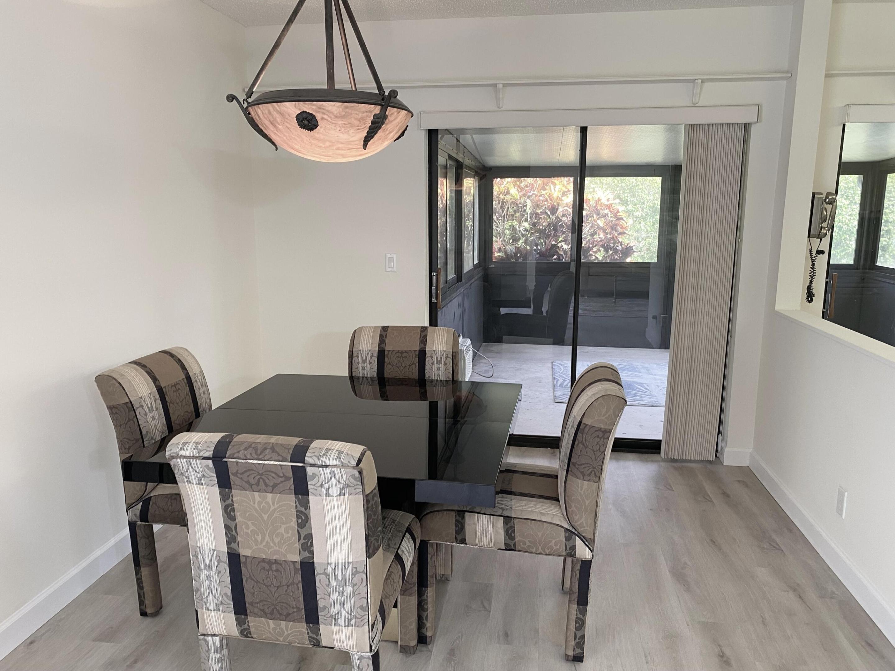 5304 Mirror Lakes Boulevard