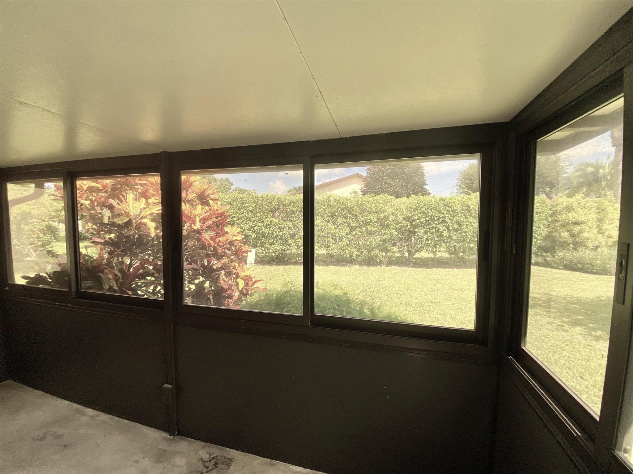 5304 Mirror Lakes Boulevard