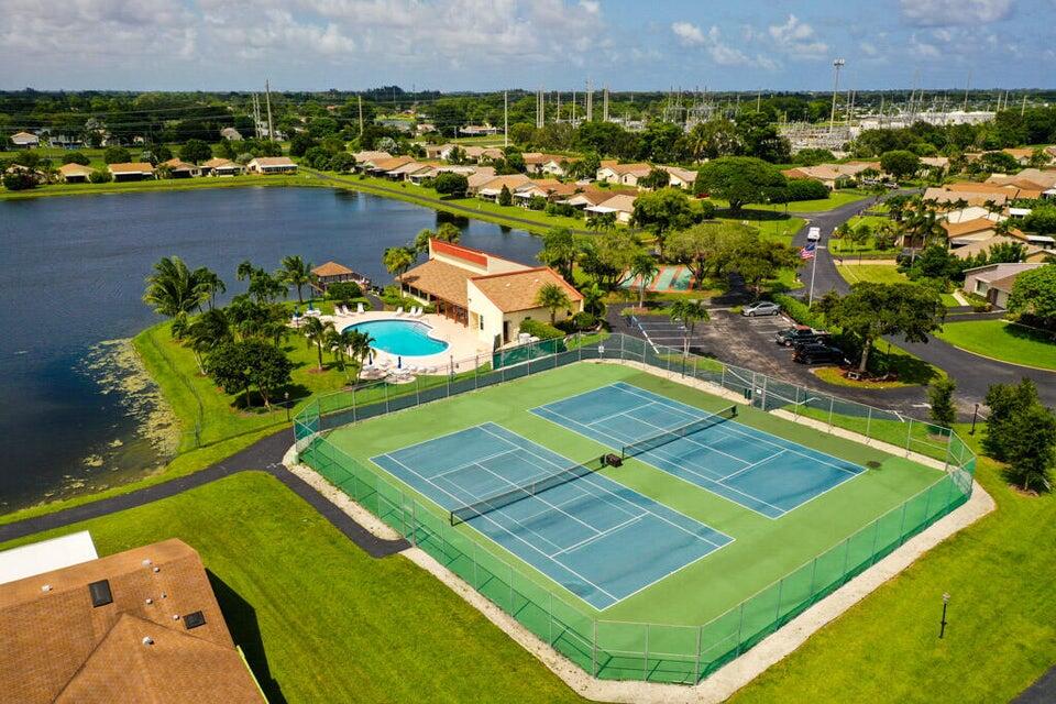 5304 Mirror Lakes Boulevard