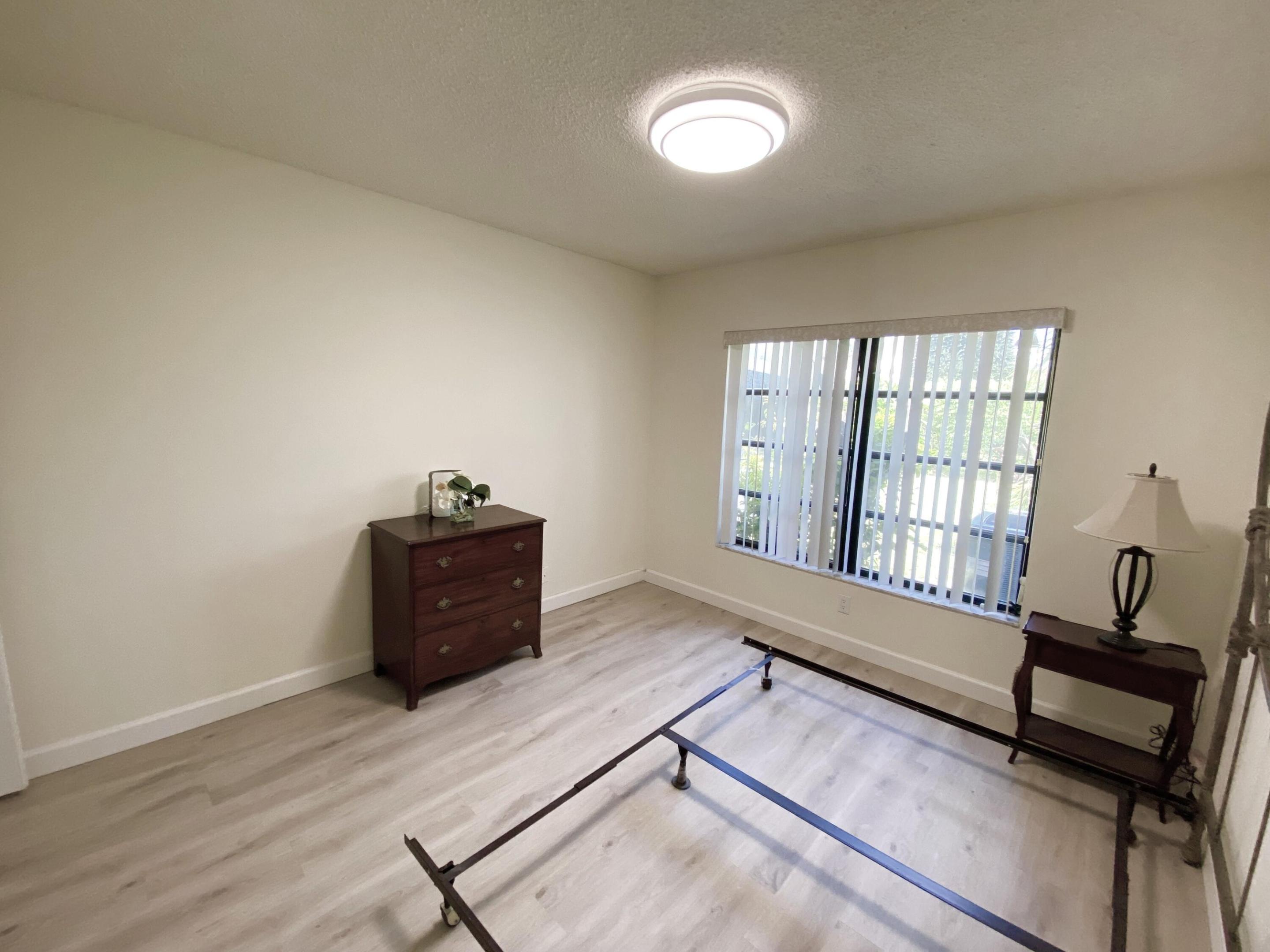 5304 Mirror Lakes Boulevard