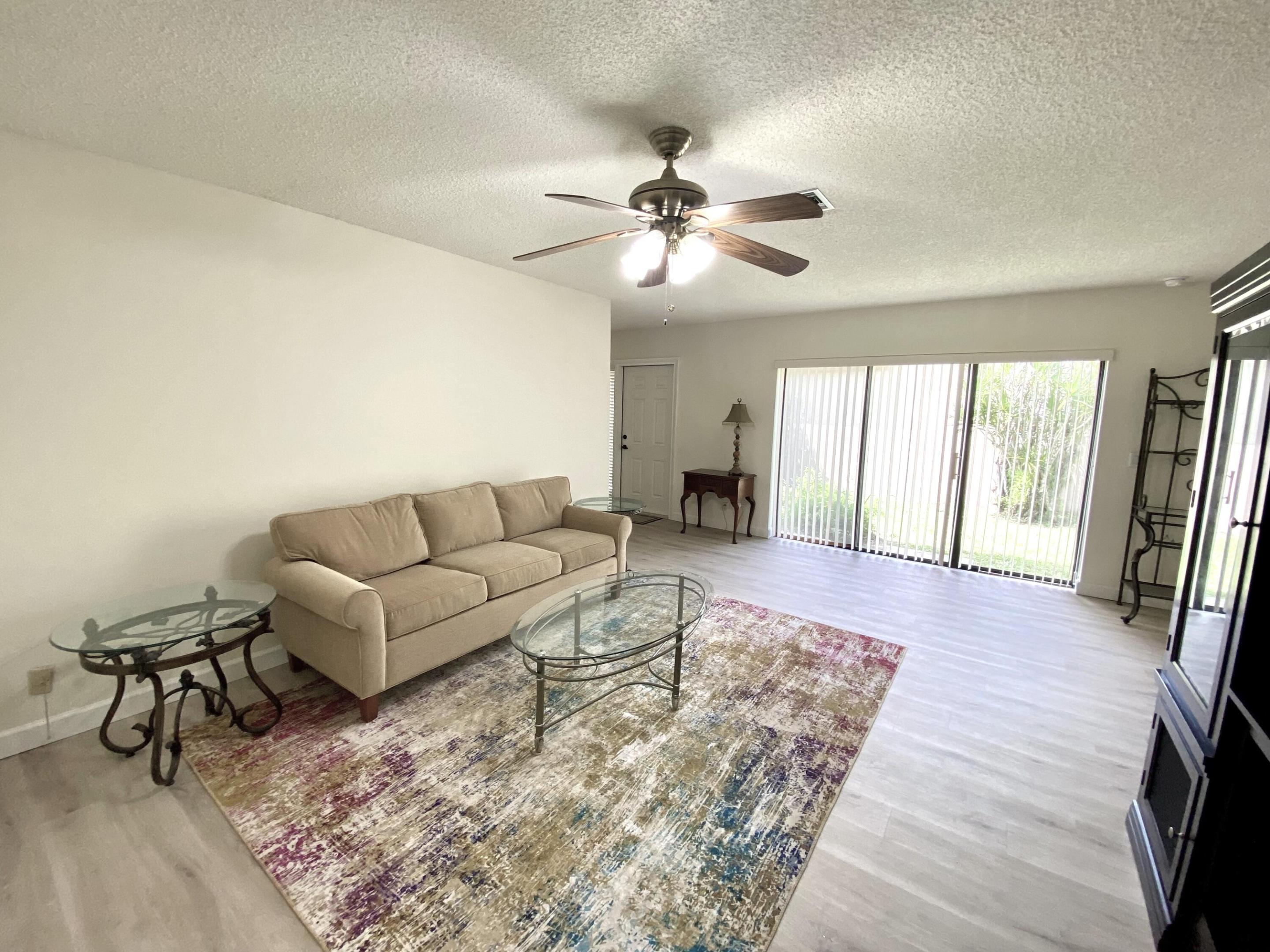 5304 Mirror Lakes Boulevard