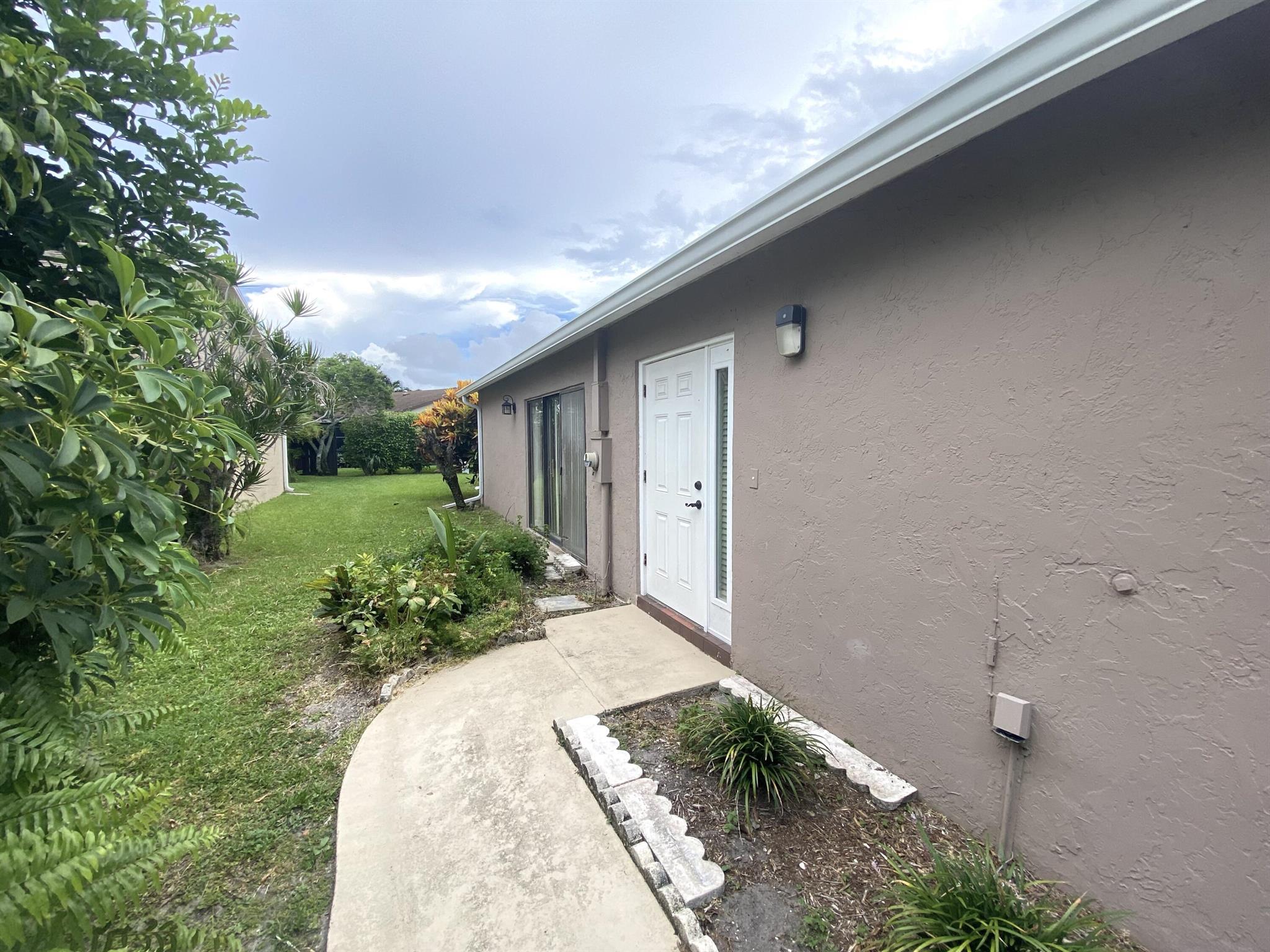 5304 Mirror Lakes Boulevard