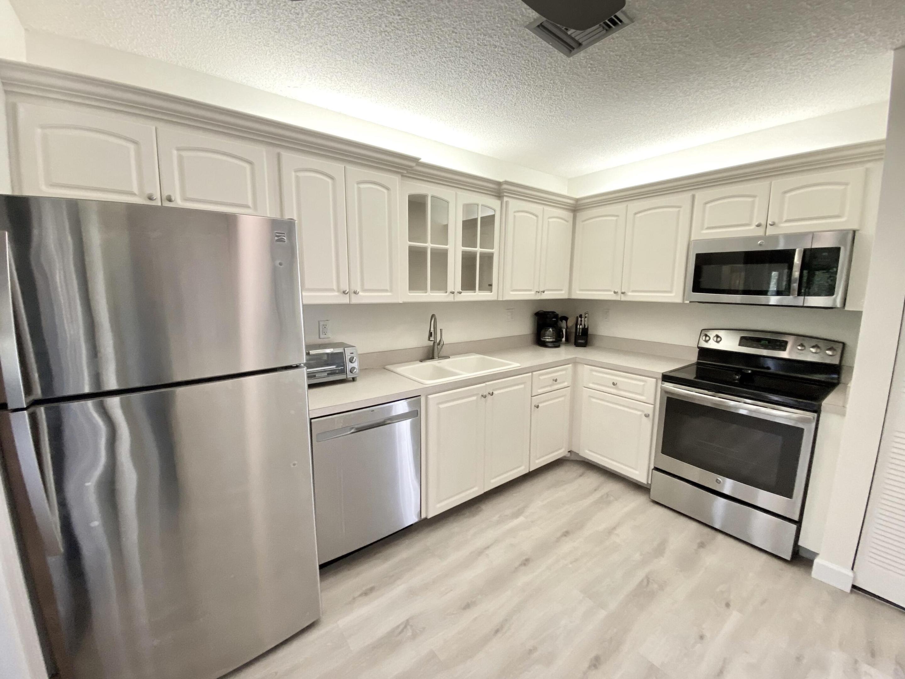 5304 Mirror Lakes Boulevard