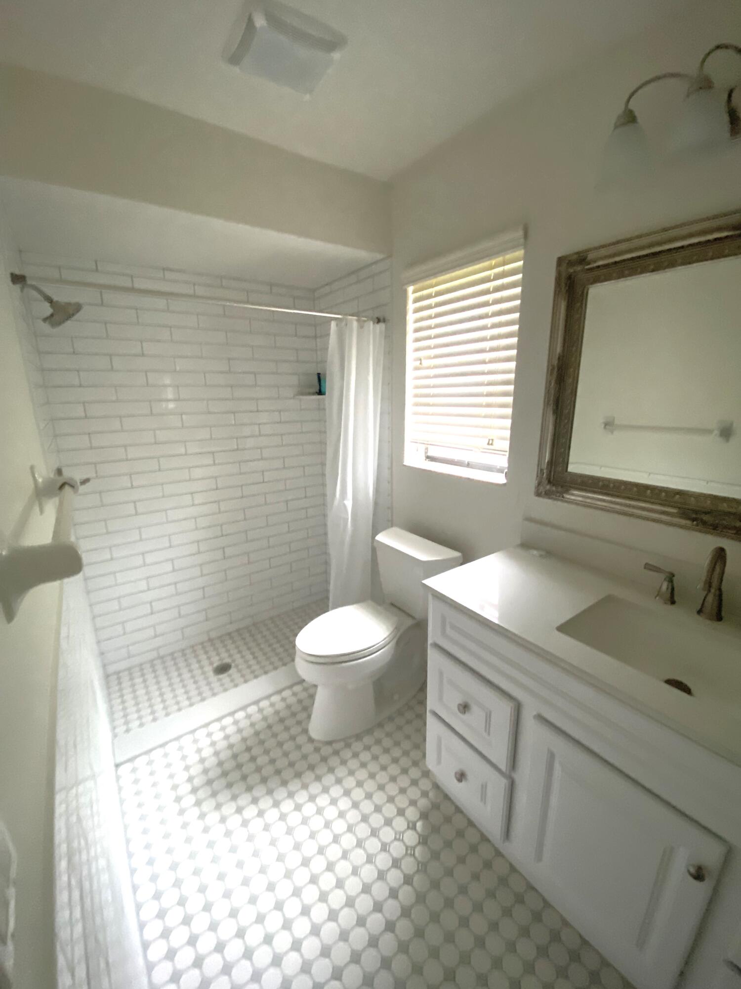 5304 Mirror Lakes Boulevard