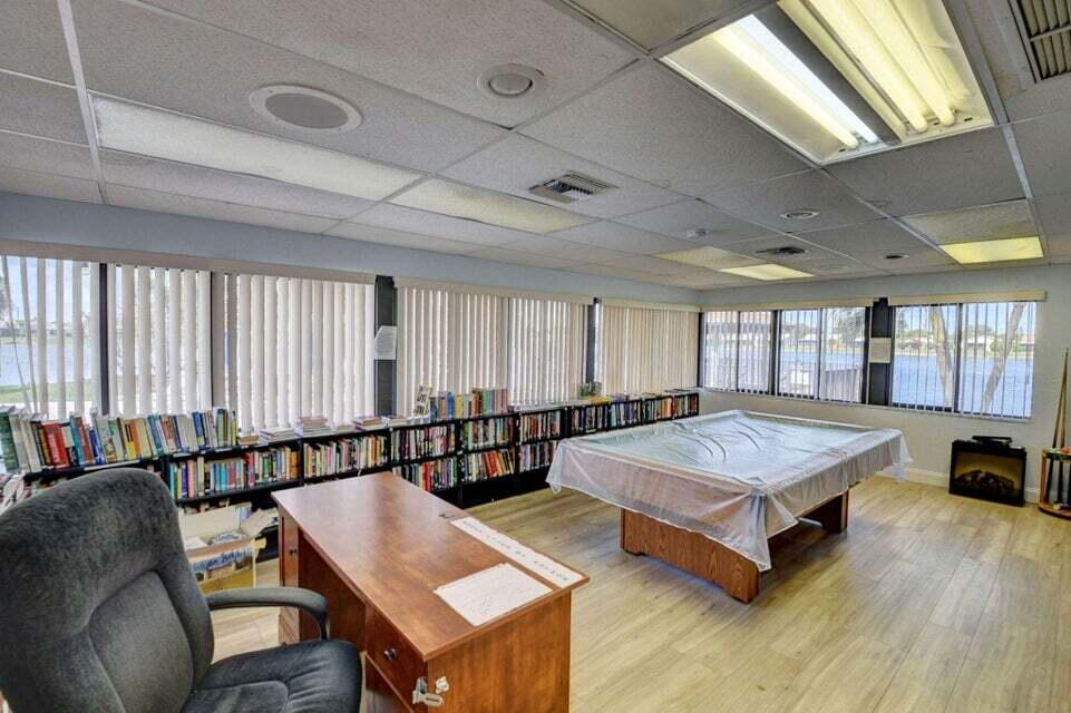 5304 Mirror Lakes Boulevard