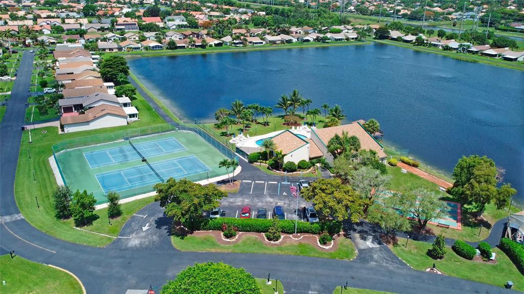 5304 Mirror Lakes Boulevard