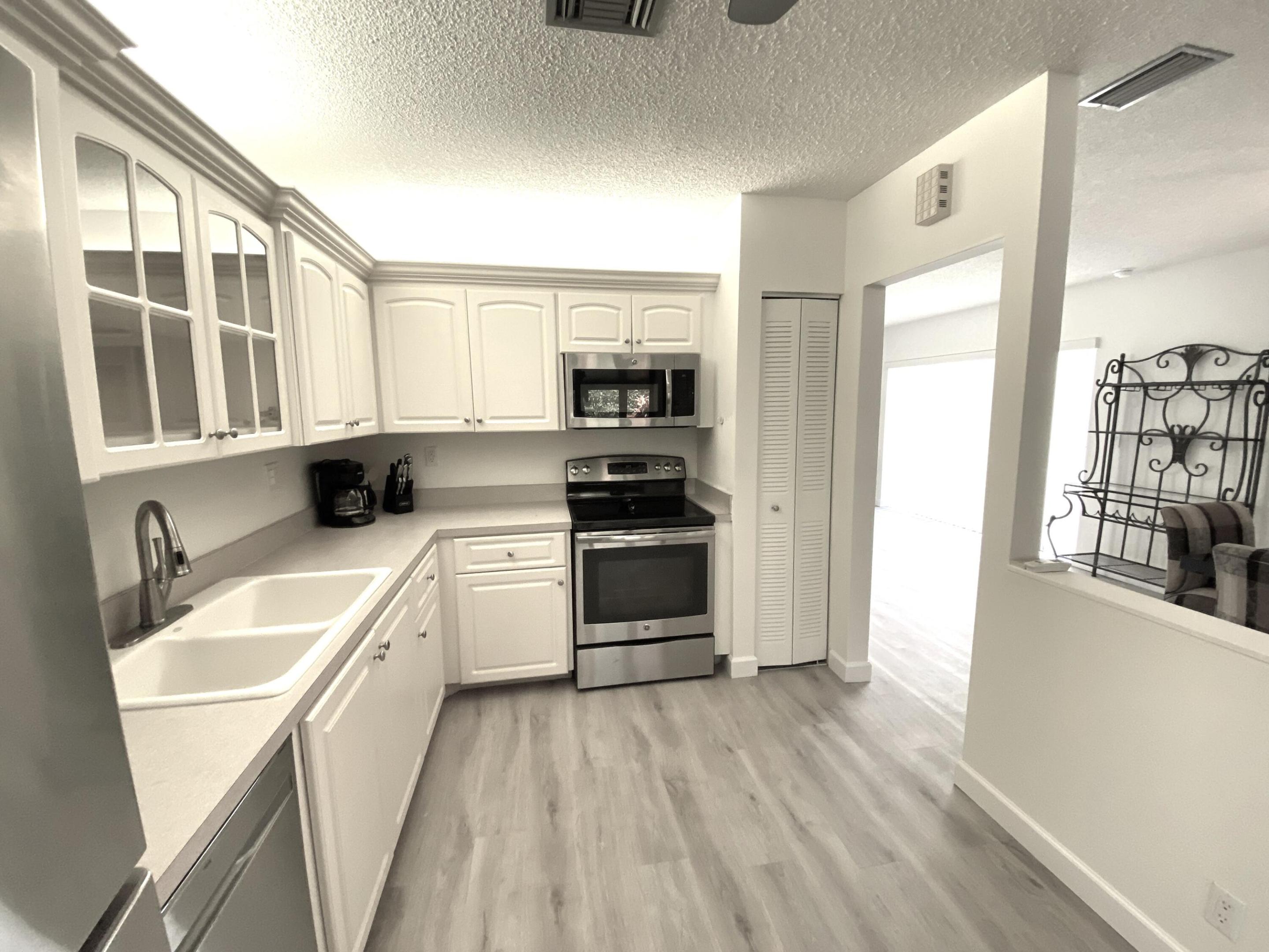 5304 Mirror Lakes Boulevard