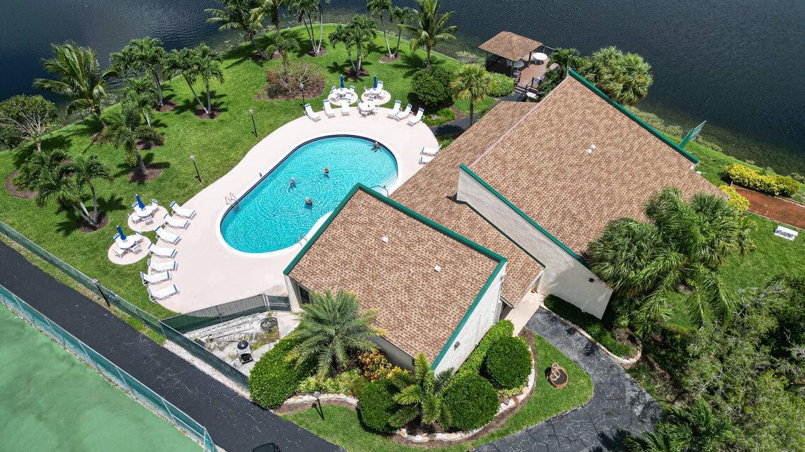 5304 Mirror Lakes Boulevard