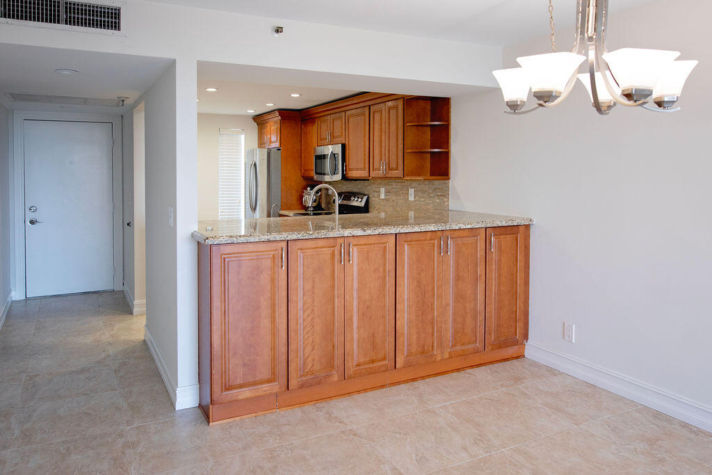 22 Royal Palm Way 605