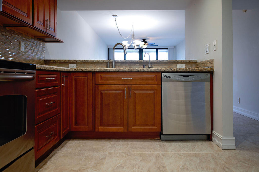 22 Royal Palm Way 605