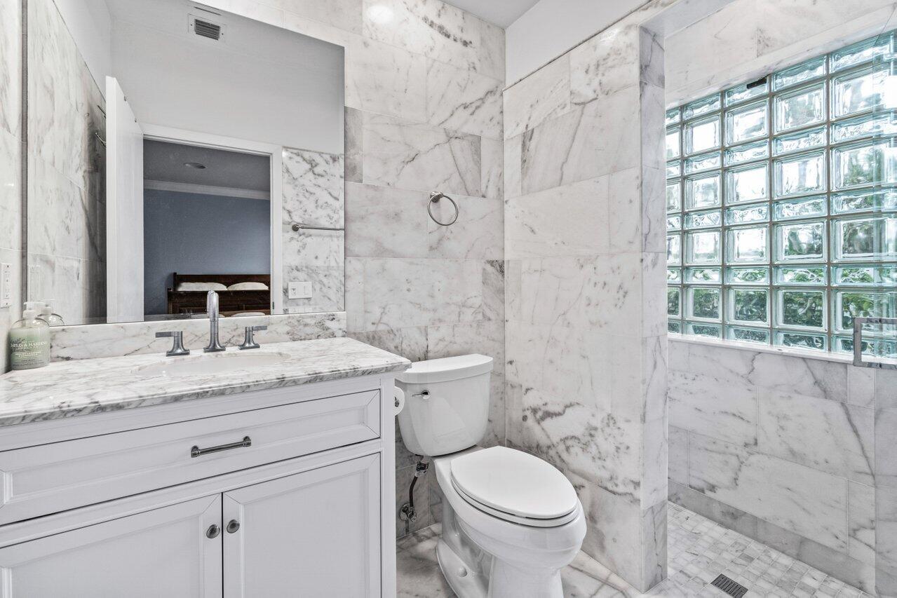 4335 Bocaire Boulevard