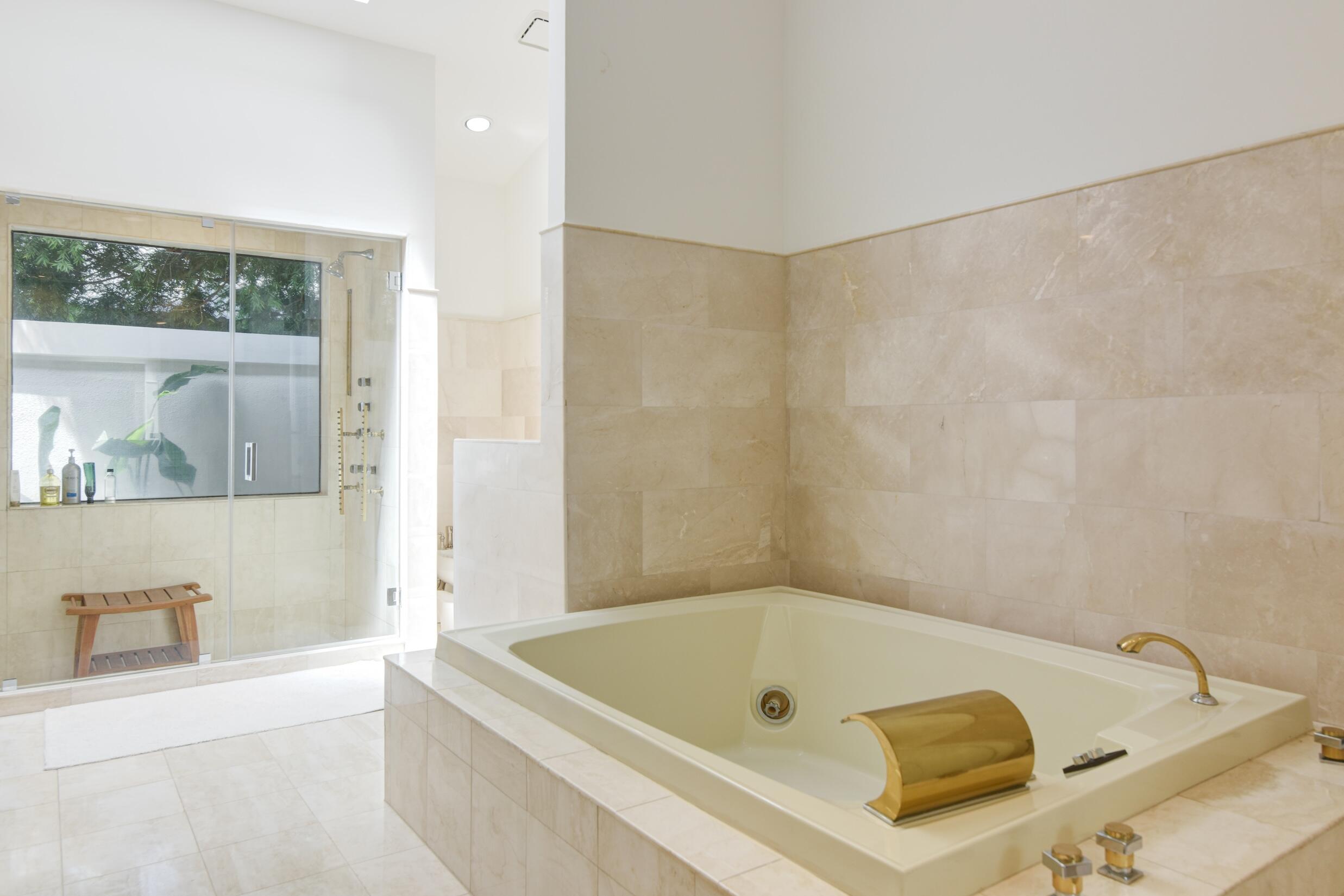 4335 Bocaire Boulevard