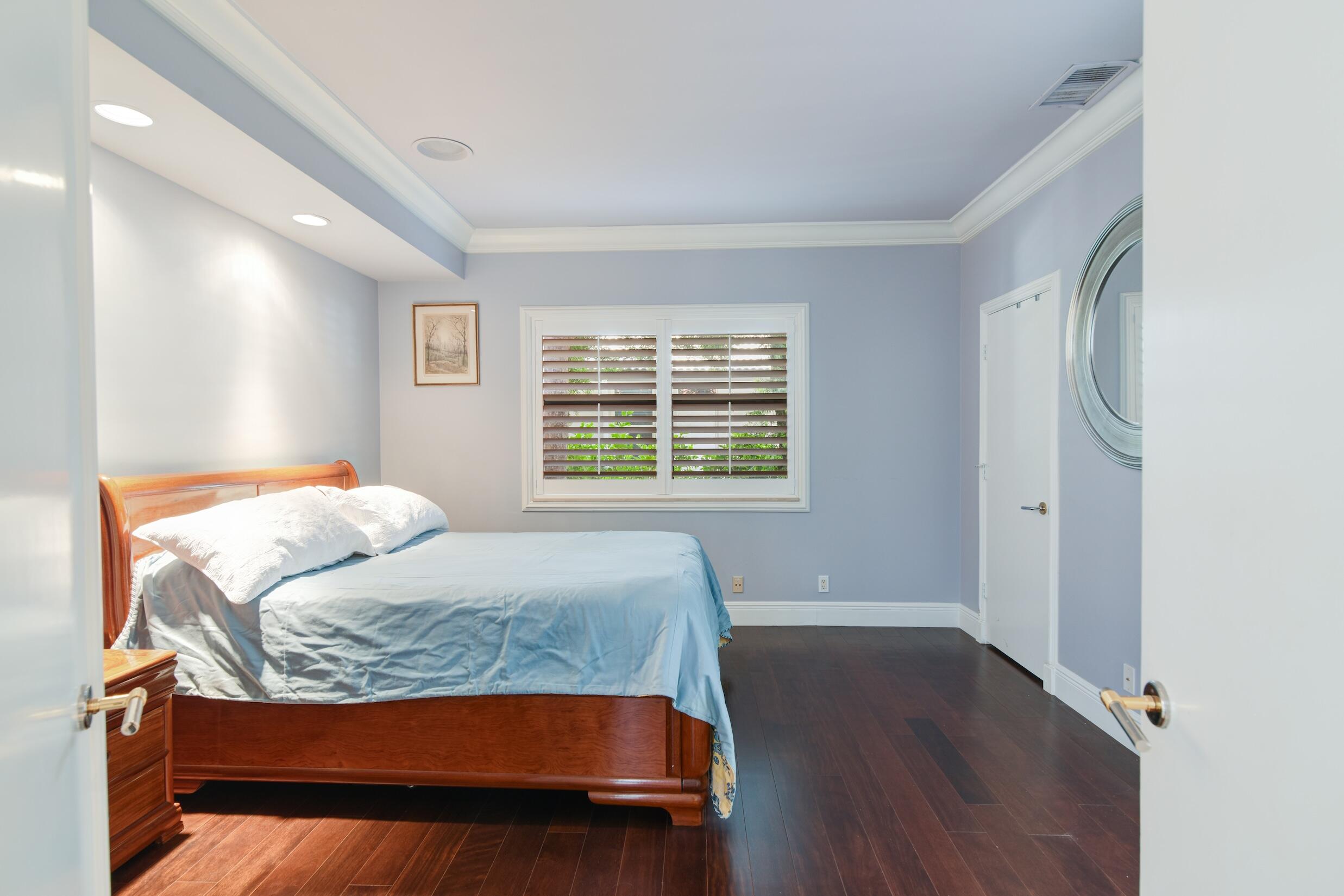 4335 Bocaire Boulevard