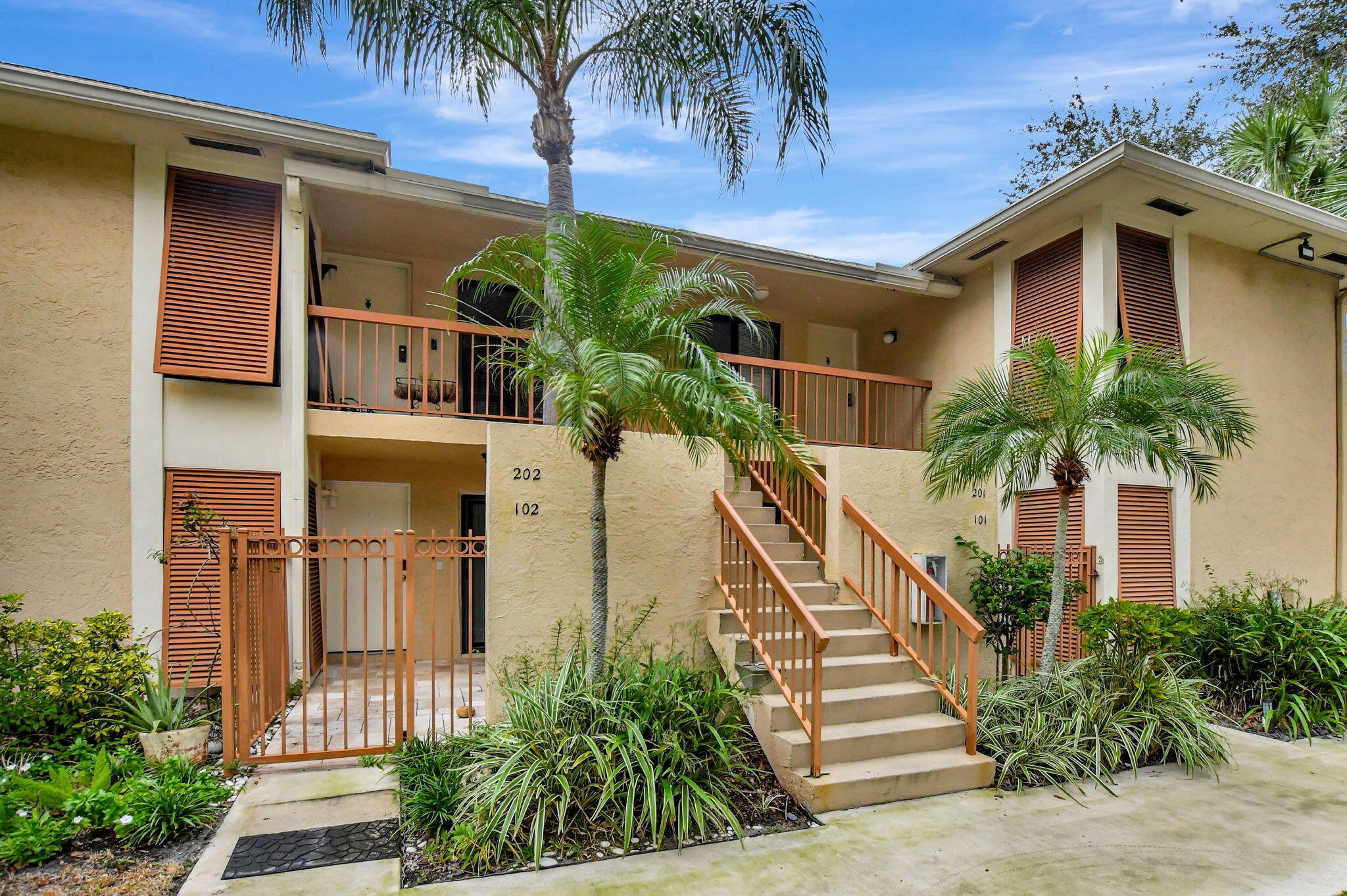 3939 NE 5th Avenue D201