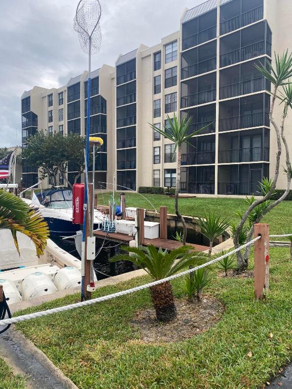 17 Royal Palm Way 305